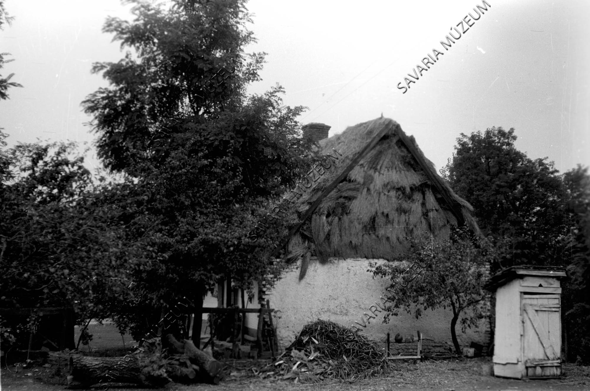 Ház és árnyékszék (Savaria Megyei Hatókörű Városi Múzeum, Szombathely CC BY-NC-SA)