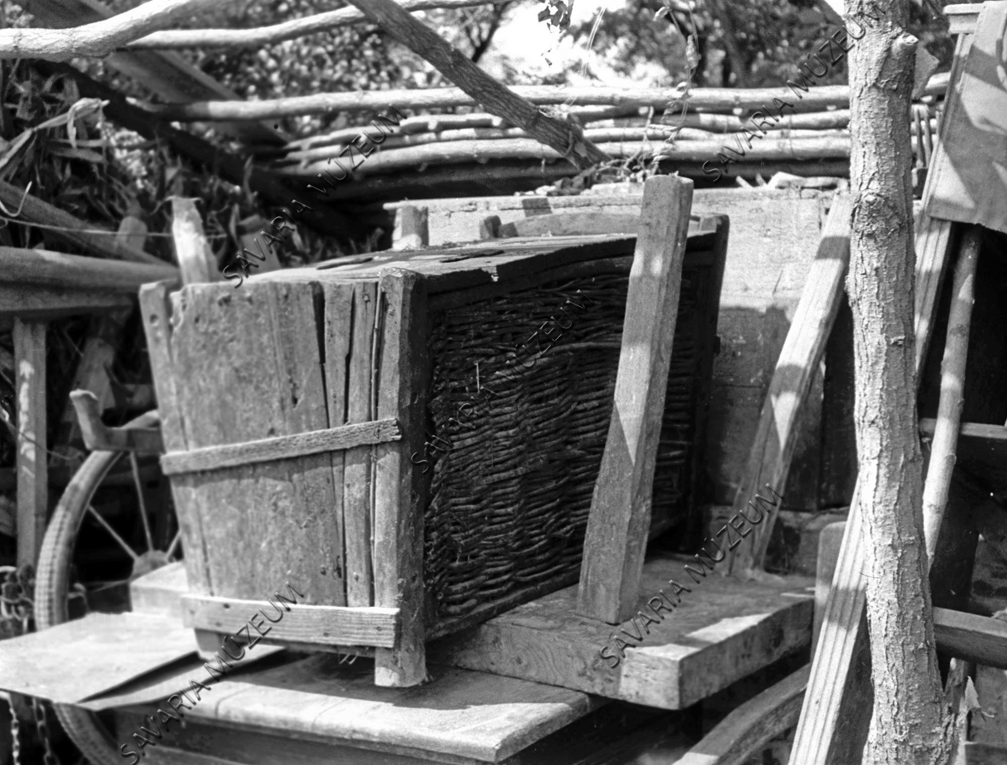Hústartó lésza és bontószék (Savaria Megyei Hatókörű Városi Múzeum, Szombathely CC BY-NC-SA)