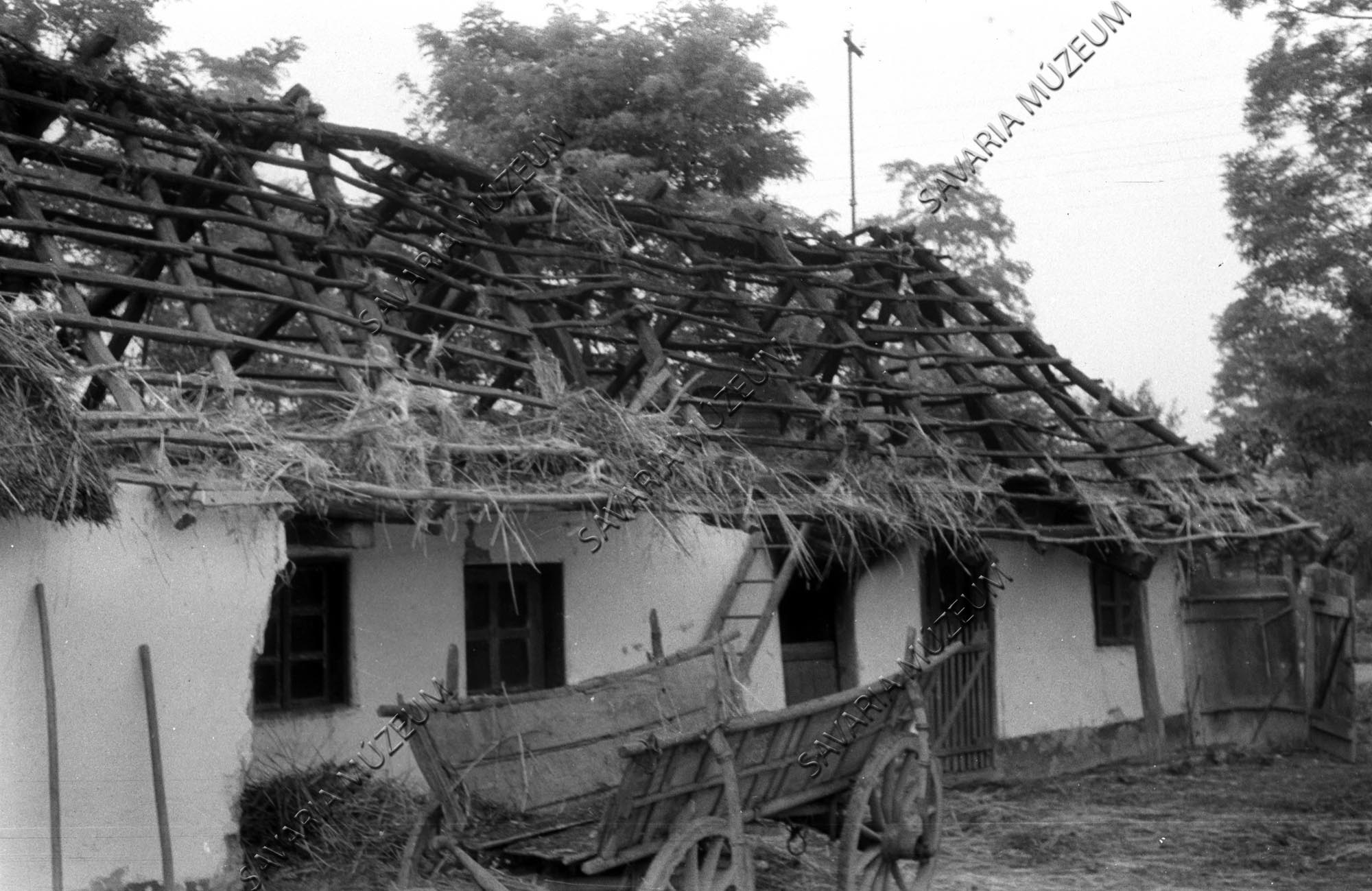 Ház udvar felől bontás közben és szekér (Savaria Megyei Hatókörű Városi Múzeum, Szombathely CC BY-NC-SA)