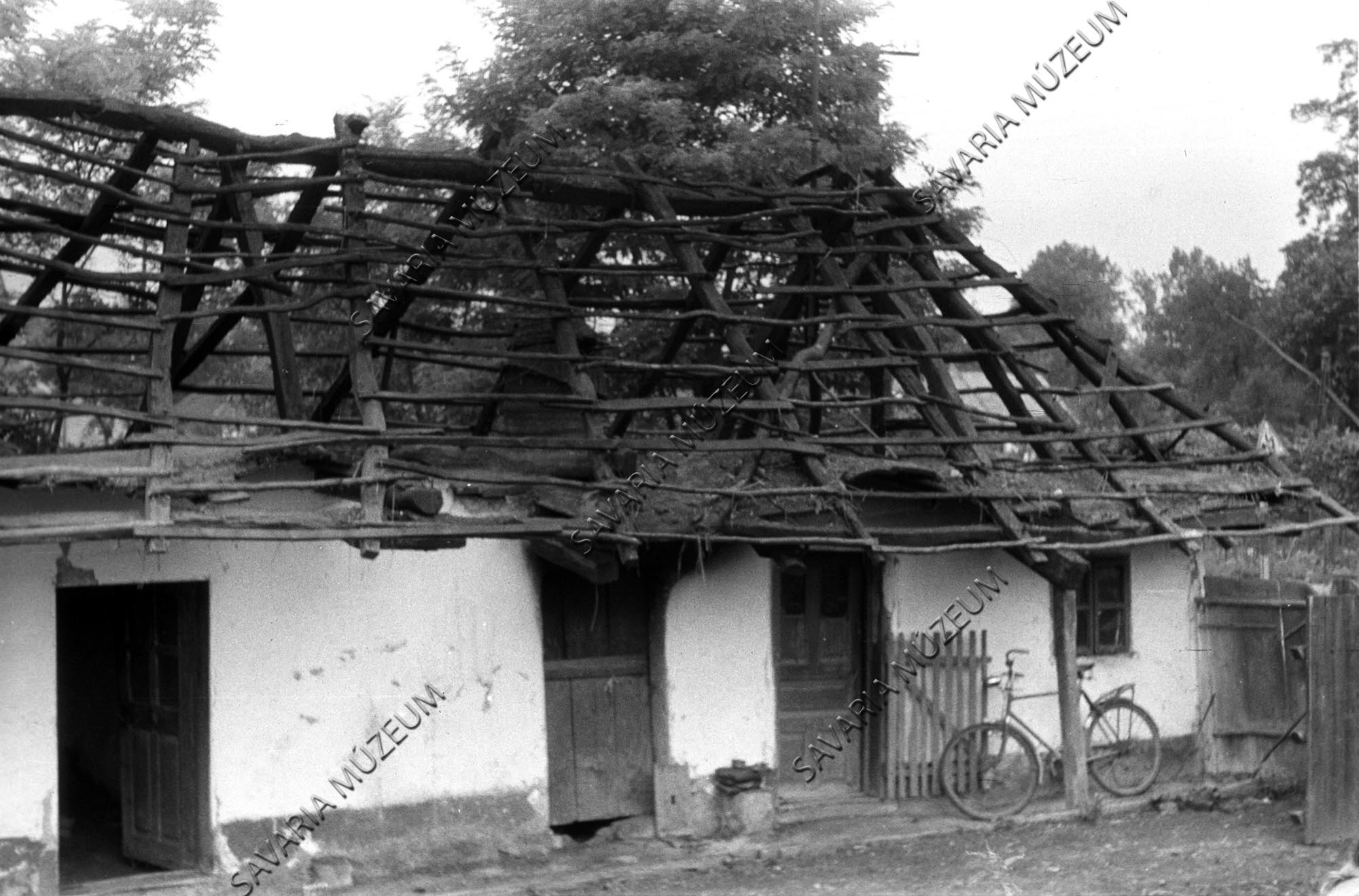 Ház eleje bontás közben udvar felől (Savaria Megyei Hatókörű Városi Múzeum, Szombathely CC BY-NC-SA)