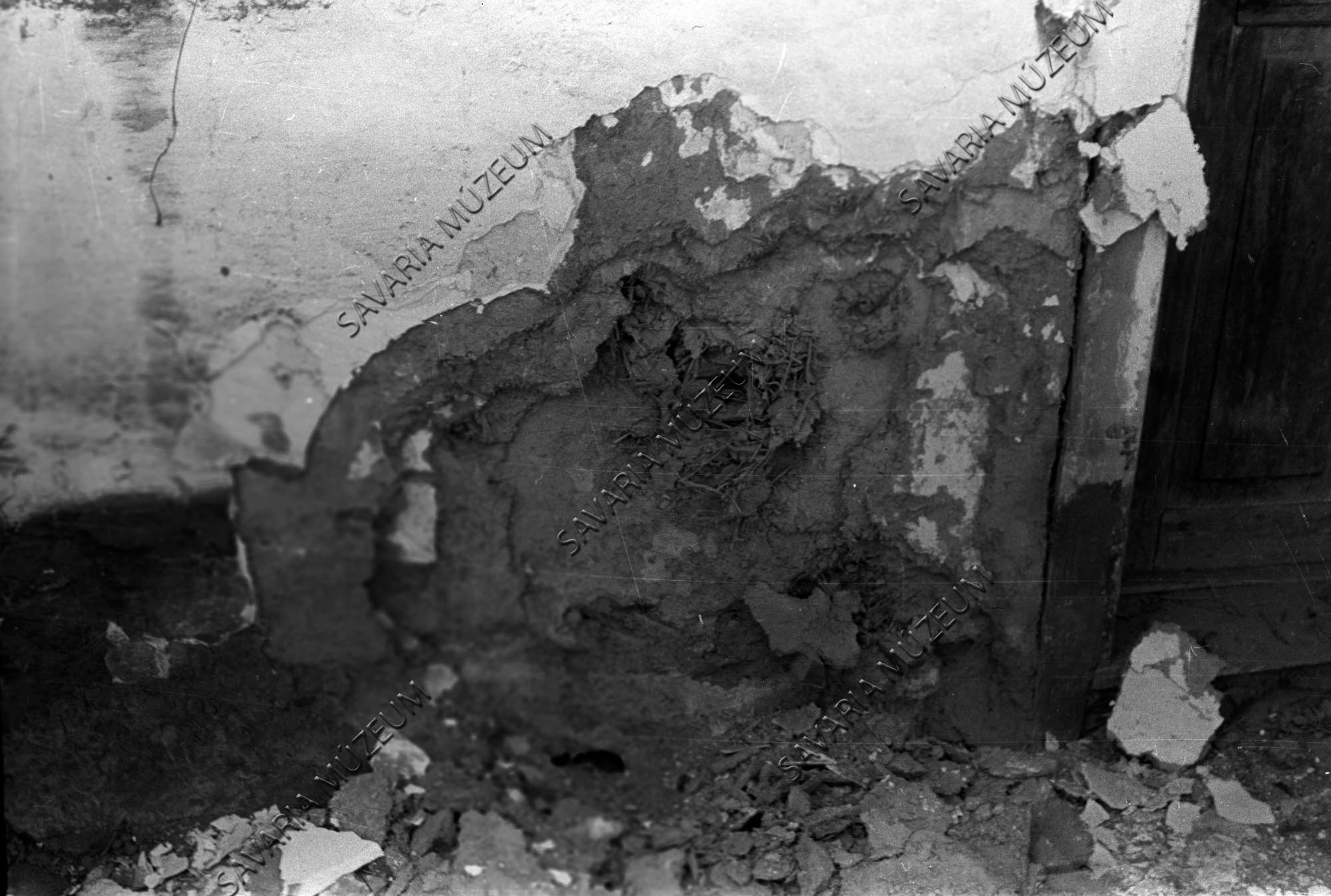 Hátulsó szoba fala bontás közben (Savaria Megyei Hatókörű Városi Múzeum, Szombathely CC BY-NC-SA)