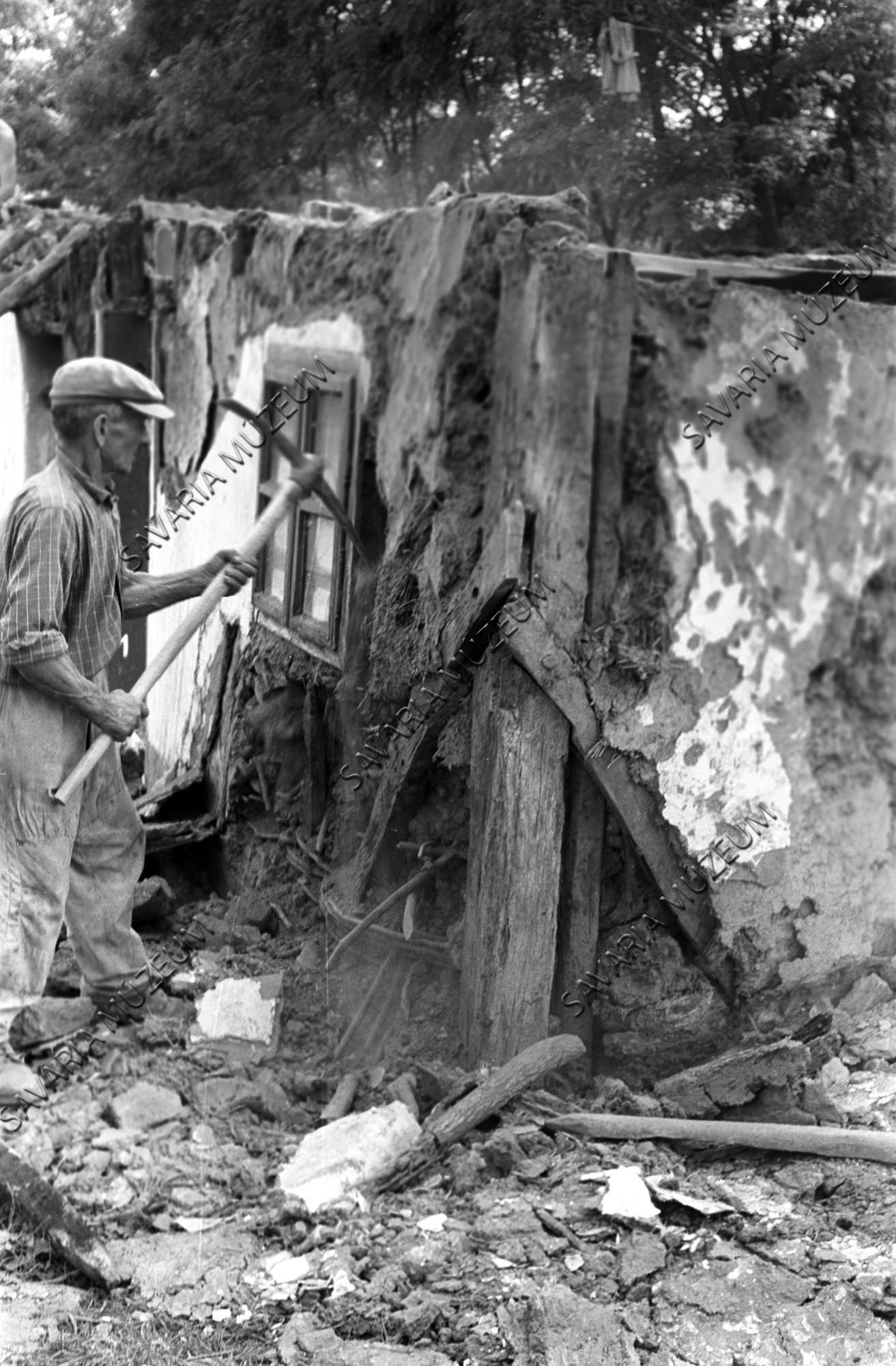 Első szoba udvari sarka bontás közben (Savaria Megyei Hatókörű Városi Múzeum, Szombathely CC BY-NC-SA)
