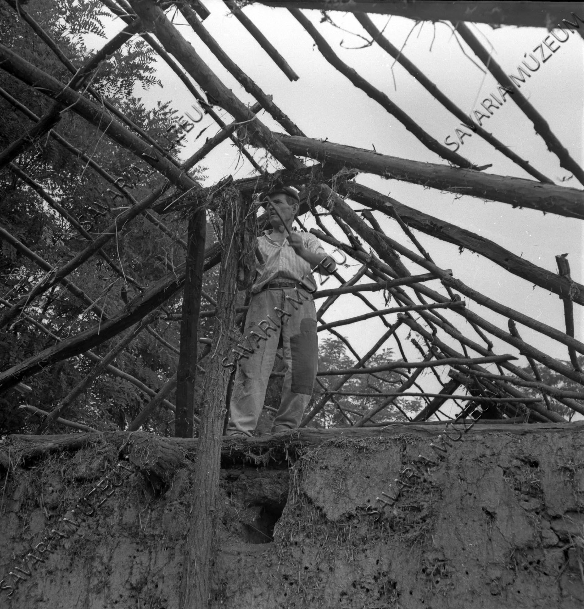 Pajta és istálló tetőszerkezete bontás közben (Savaria Megyei Hatókörű Városi Múzeum, Szombathely CC BY-NC-SA)
