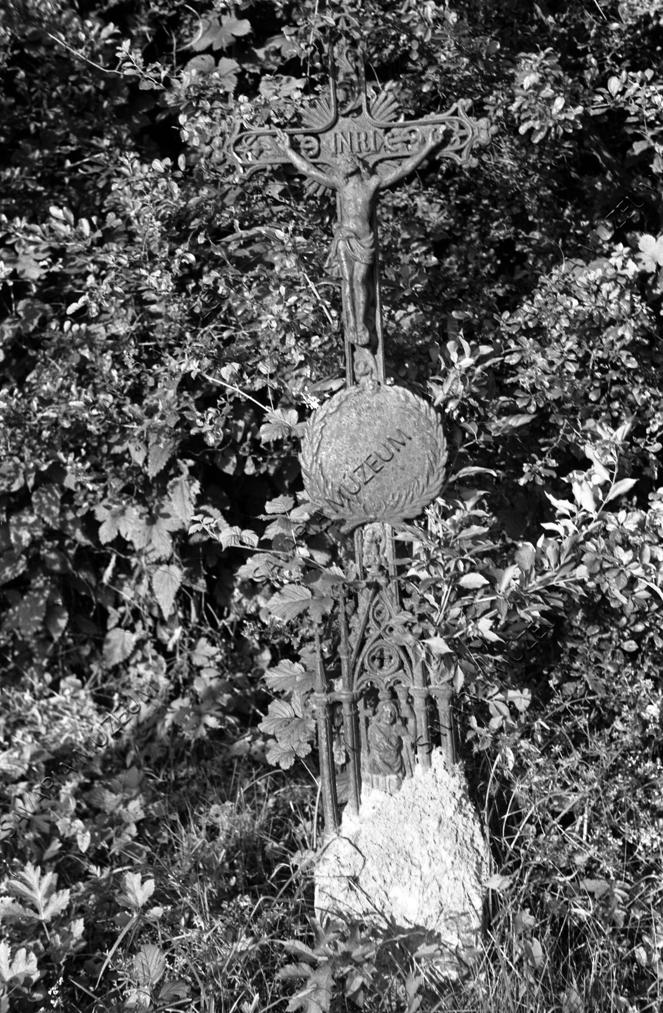 Öntöttvas sírkereszt (Savaria Megyei Hatókörű Városi Múzeum, Szombathely CC BY-NC-SA)