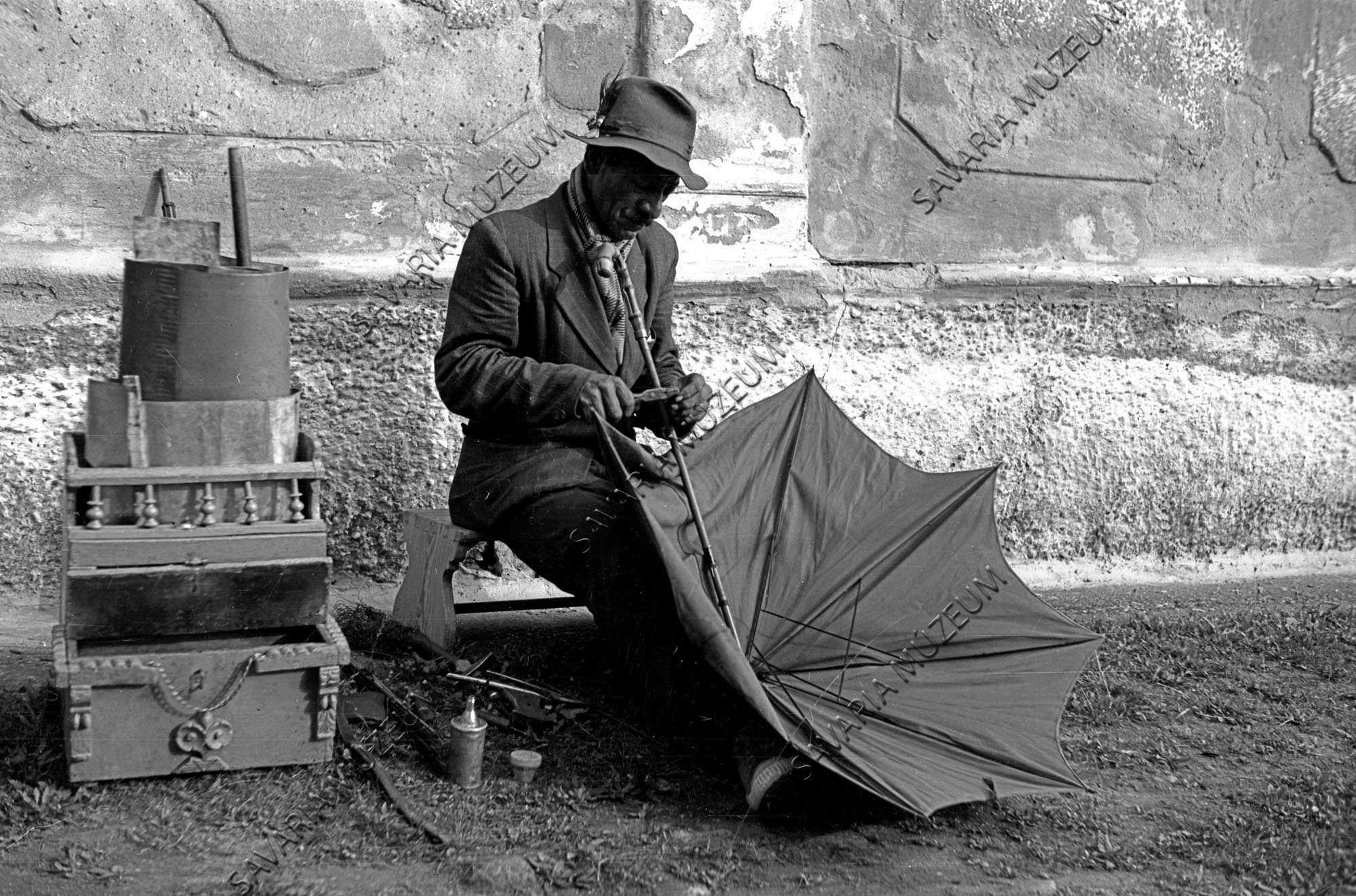 Esernyőjavító cigány (Savaria Megyei Hatókörű Városi Múzeum, Szombathely CC BY-NC-SA)