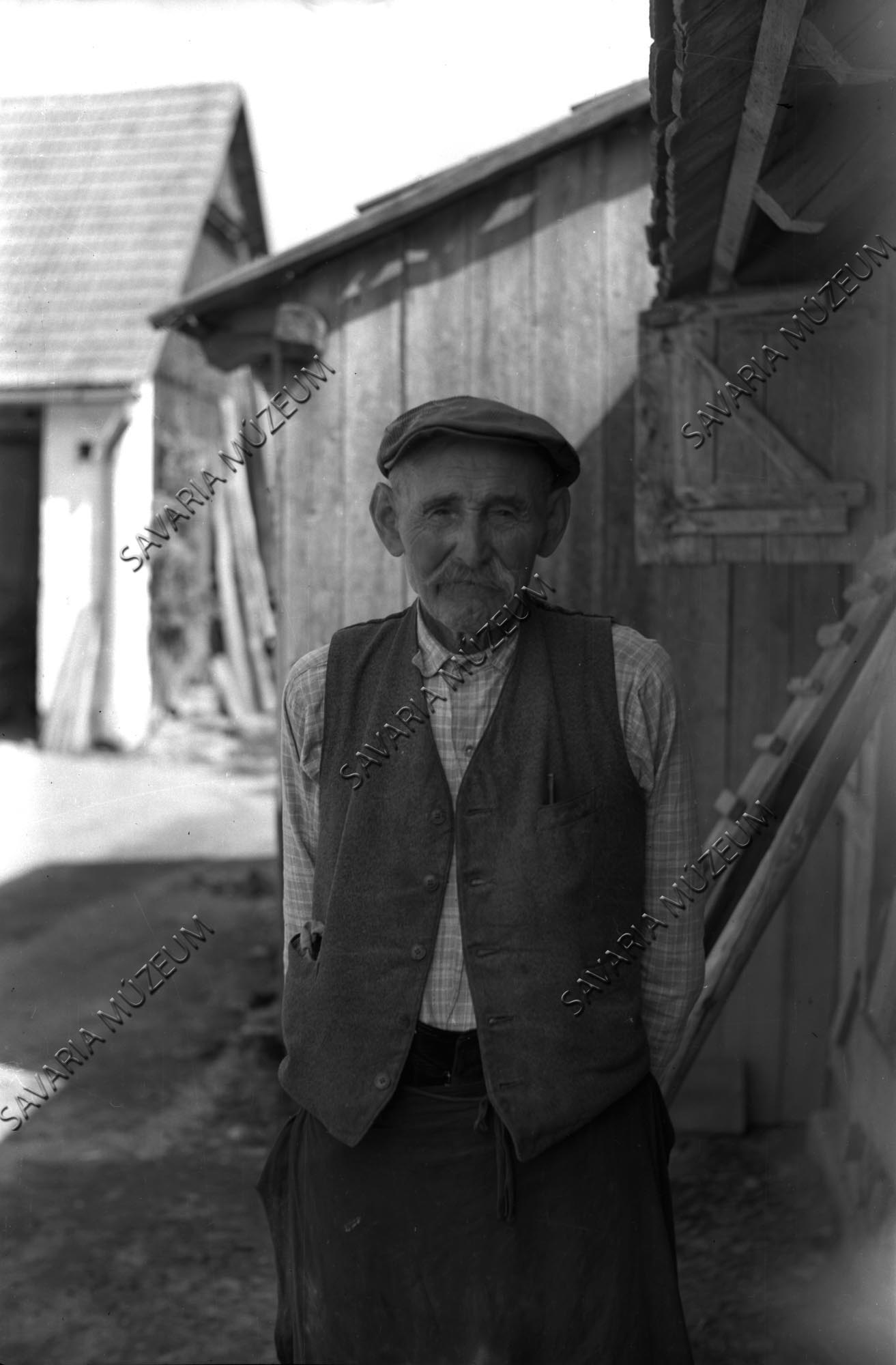 Idősebb ember köznapi viseletben (Savaria Megyei Hatókörű Városi Múzeum, Szombathely CC BY-NC-SA)