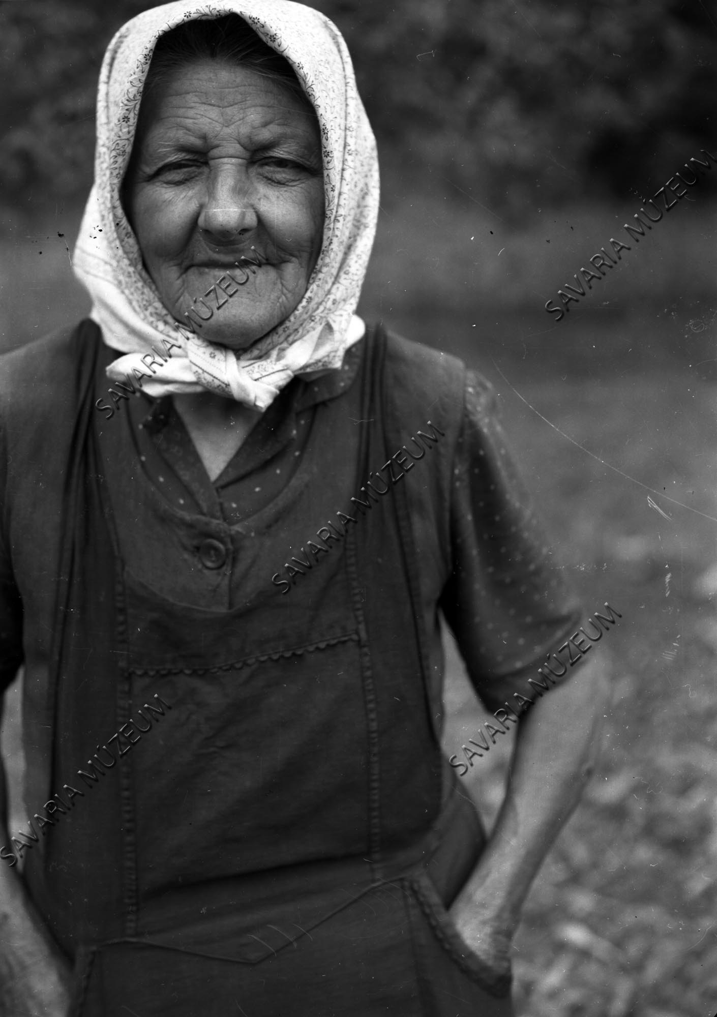Idősebb nő köznapi viseletben (Savaria Megyei Hatókörű Városi Múzeum, Szombathely CC BY-NC-SA)