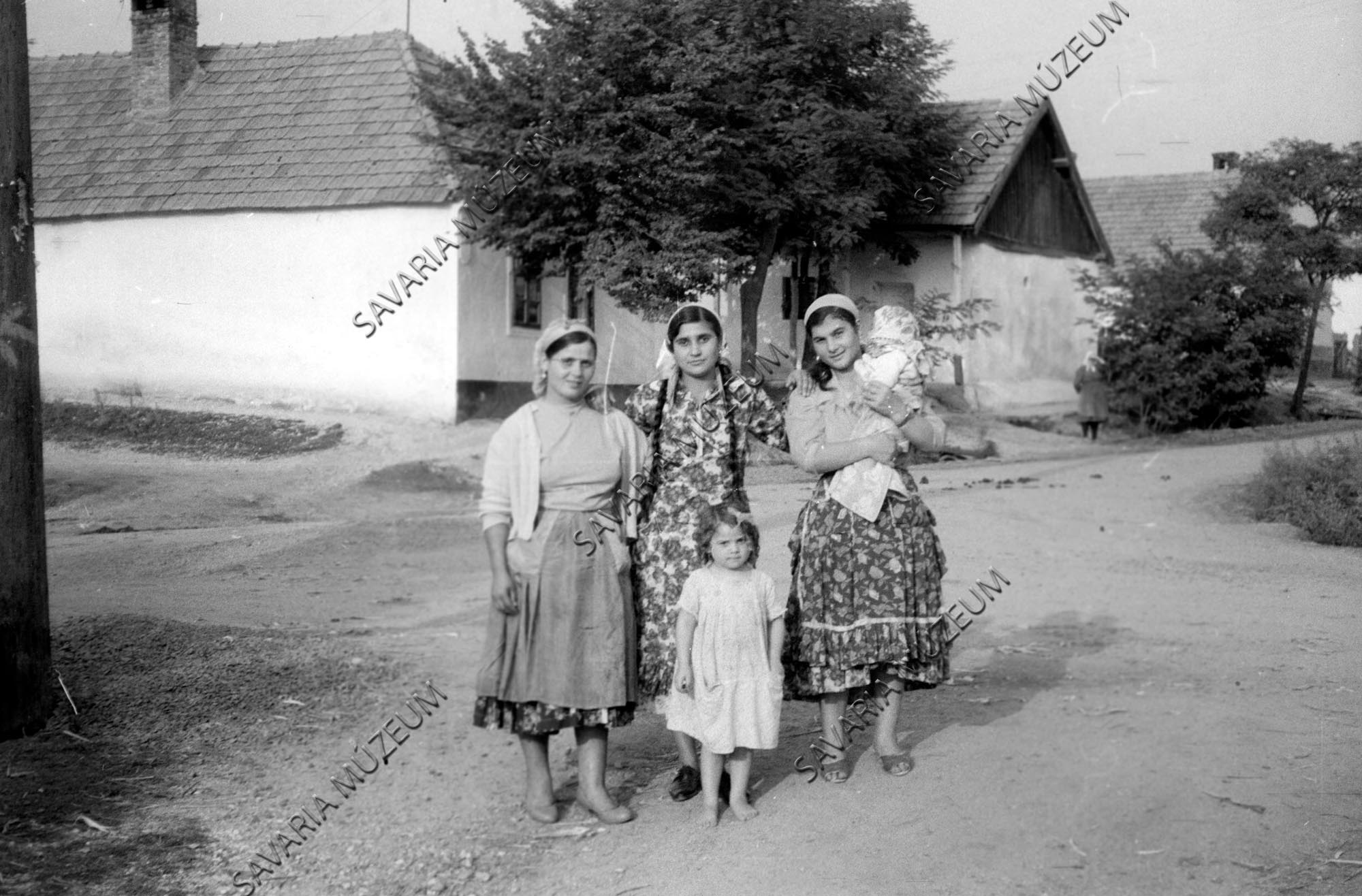 Cigányasszony gyerekkel (Savaria Megyei Hatókörű Városi Múzeum, Szombathely CC BY-NC-SA)