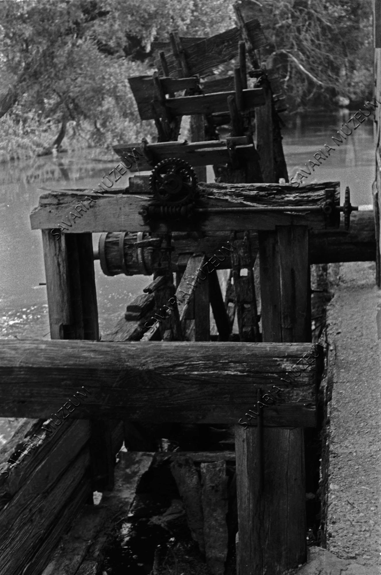 Malom vízikereke és zsiliprendszere (Savaria Megyei Hatókörű Városi Múzeum, Szombathely CC BY-NC-SA)