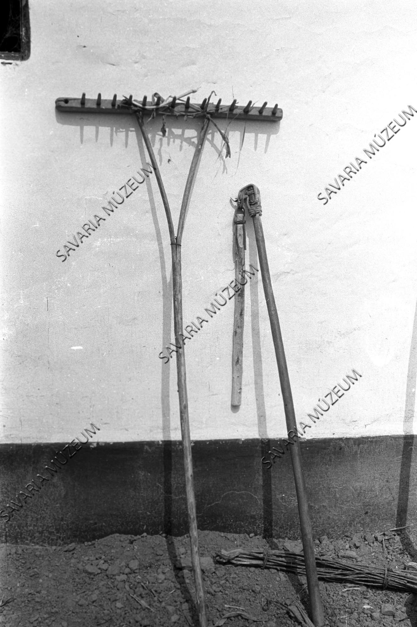 Gereblye és csép (Savaria Megyei Hatókörű Városi Múzeum, Szombathely CC BY-NC-SA)