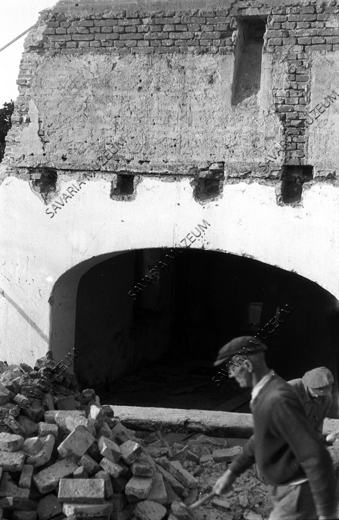 malom bejárati része bontás közben (Savaria Megyei Hatókörű Városi Múzeum, Szombathely CC BY-NC-SA)