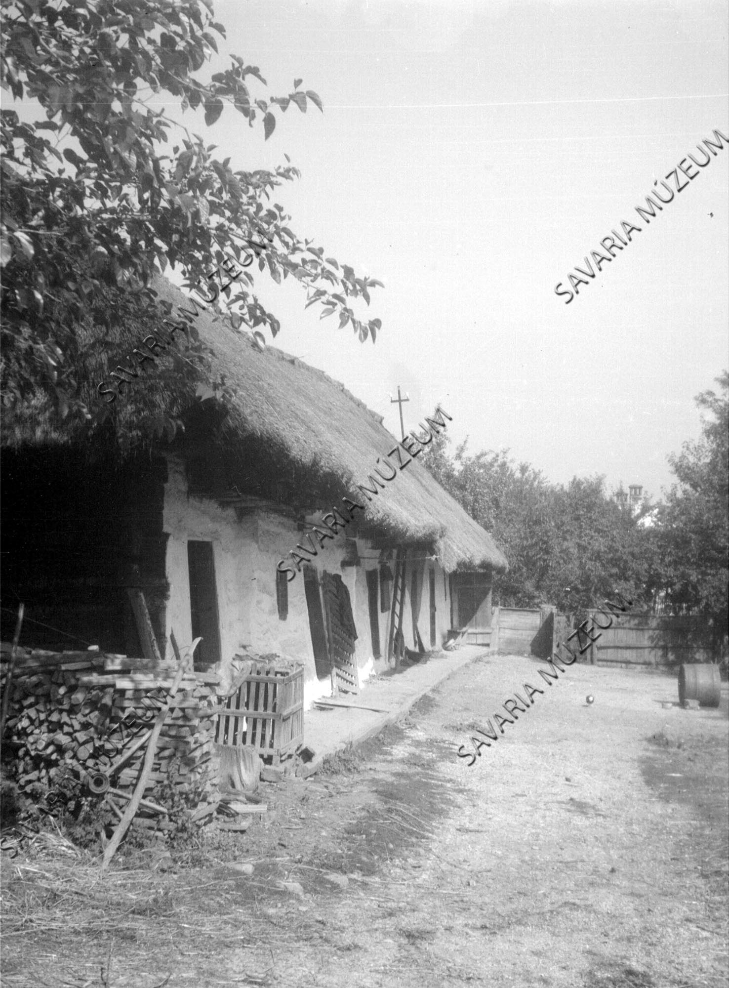 Füstöskonyhás ház oldalról (Savaria Megyei Hatókörű Városi Múzeum, Szombathely CC BY-NC-SA)