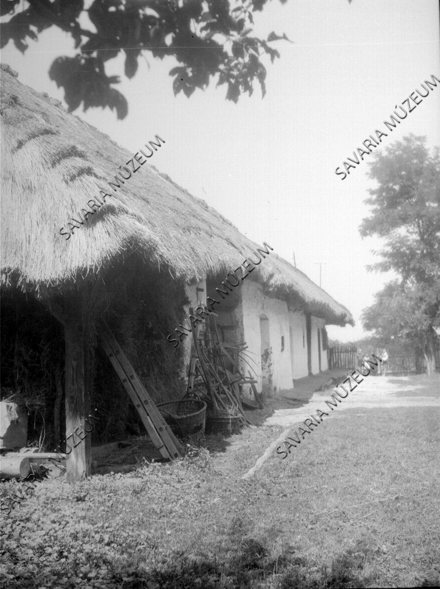 Füstöskonyhás ház oldalról (Savaria Megyei Hatókörű Városi Múzeum, Szombathely CC BY-NC-SA)