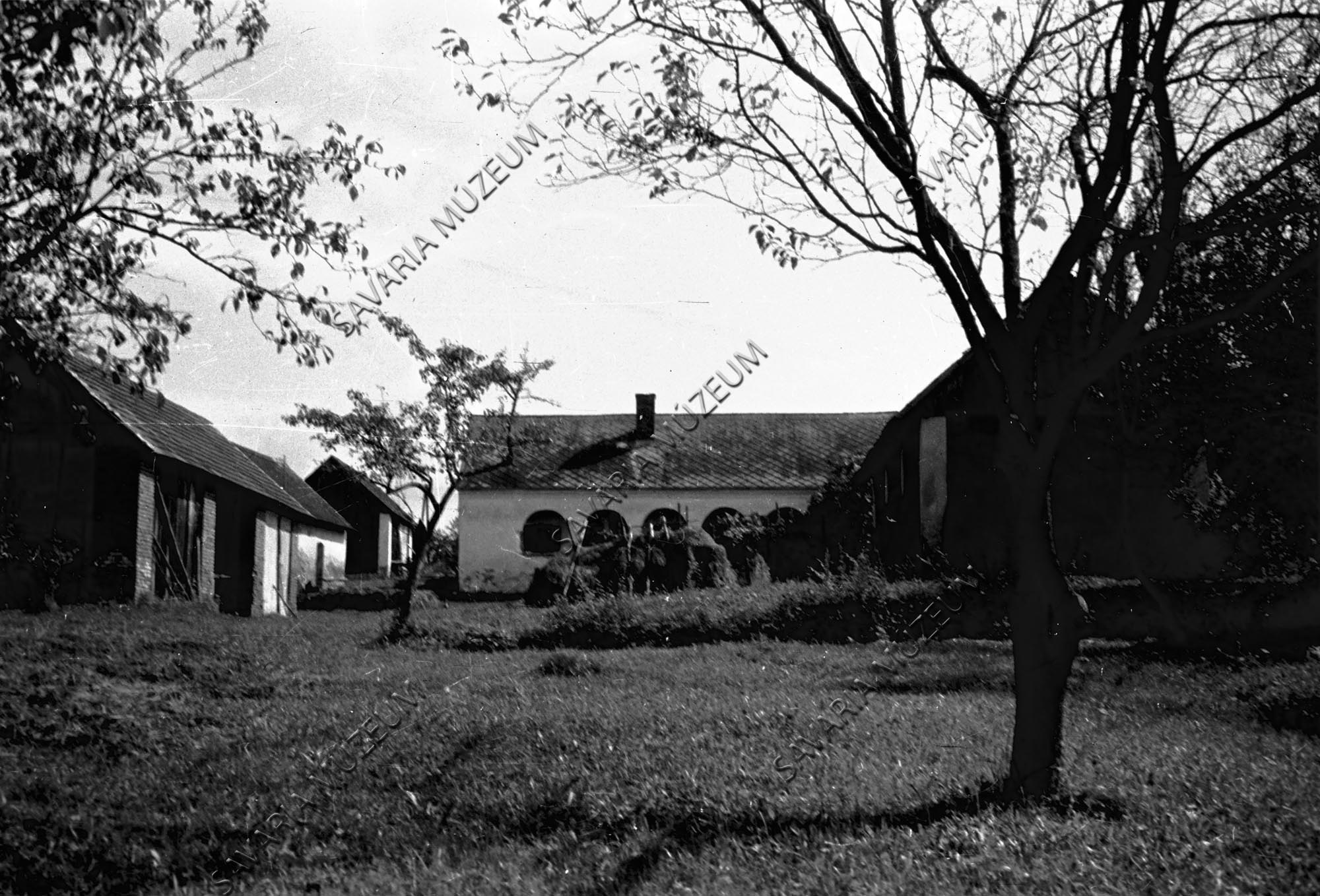 Ház, gazdasági épületek (pajta, istálló) (Savaria Megyei Hatókörű Városi Múzeum, Szombathely CC BY-NC-SA)