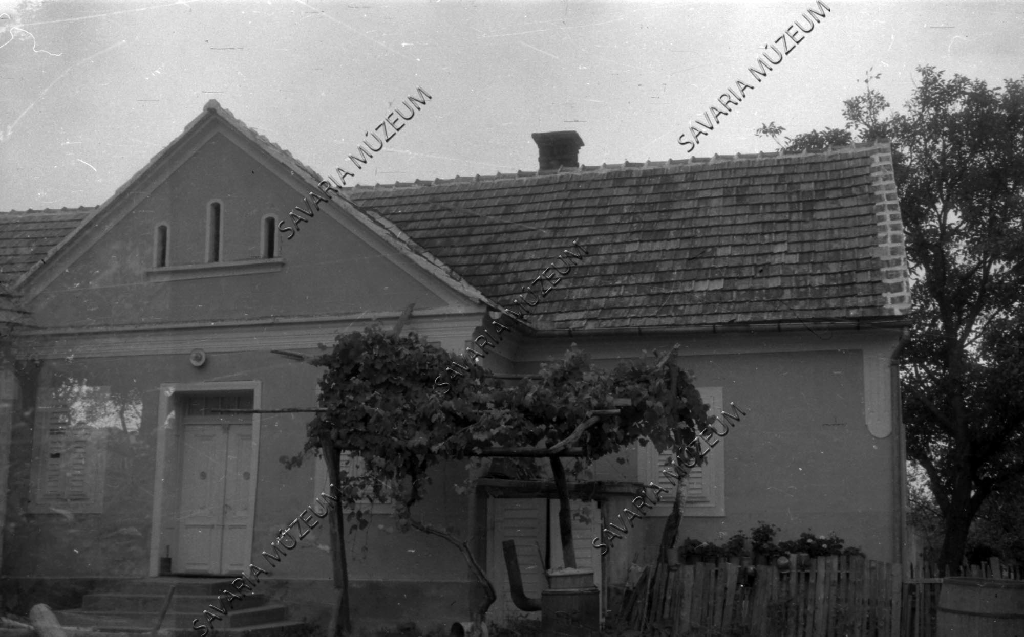 Ház szőlőlugassal és katlan (Savaria Megyei Hatókörű Városi Múzeum, Szombathely CC BY-NC-SA)