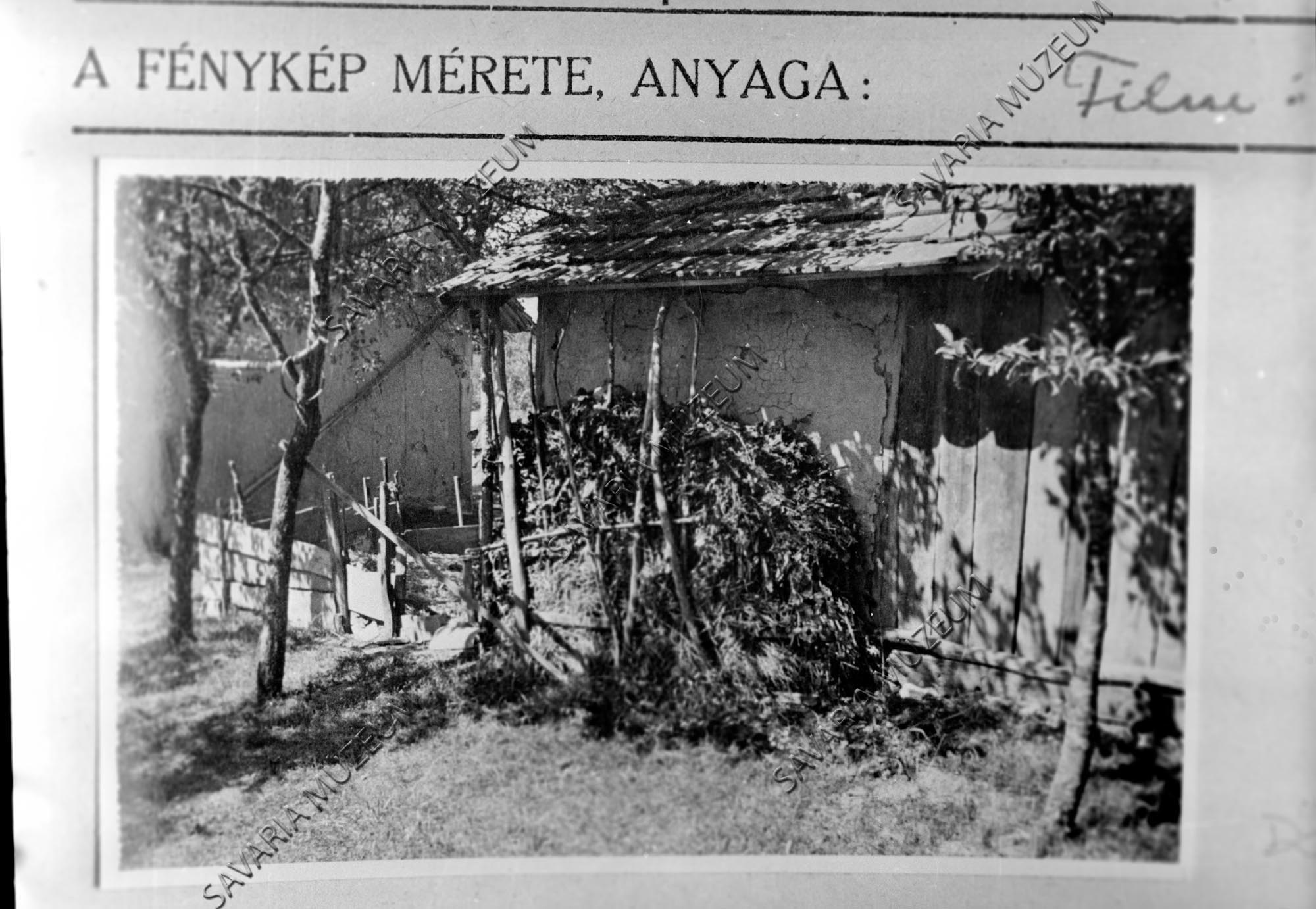 Hajdinakötegek a ház falánál (Savaria Megyei Hatókörű Városi Múzeum, Szombathely CC BY-NC-SA)