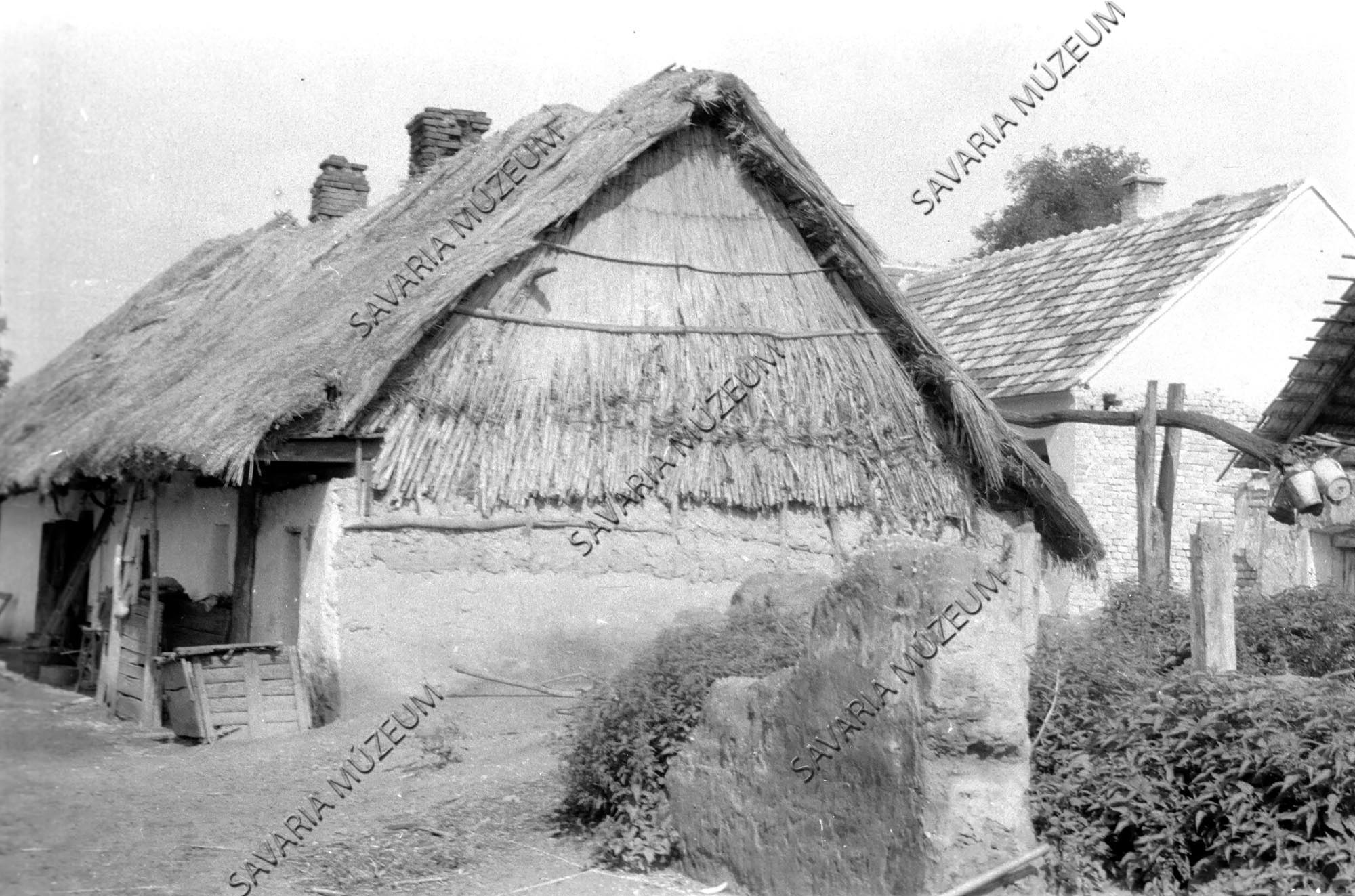 Házrészlet és gémeskút (Savaria Megyei Hatókörű Városi Múzeum, Szombathely CC BY-NC-SA)
