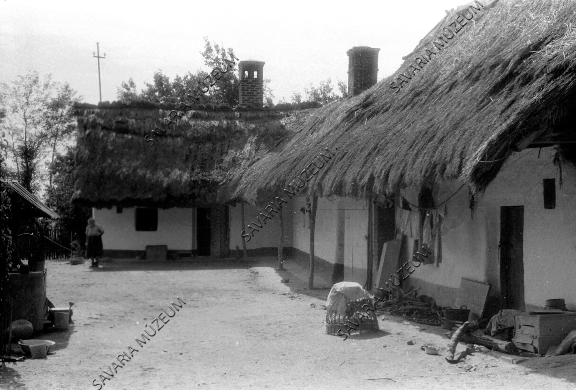 Ház udvar felől és tyúkborító (Savaria Megyei Hatókörű Városi Múzeum, Szombathely CC BY-NC-SA)