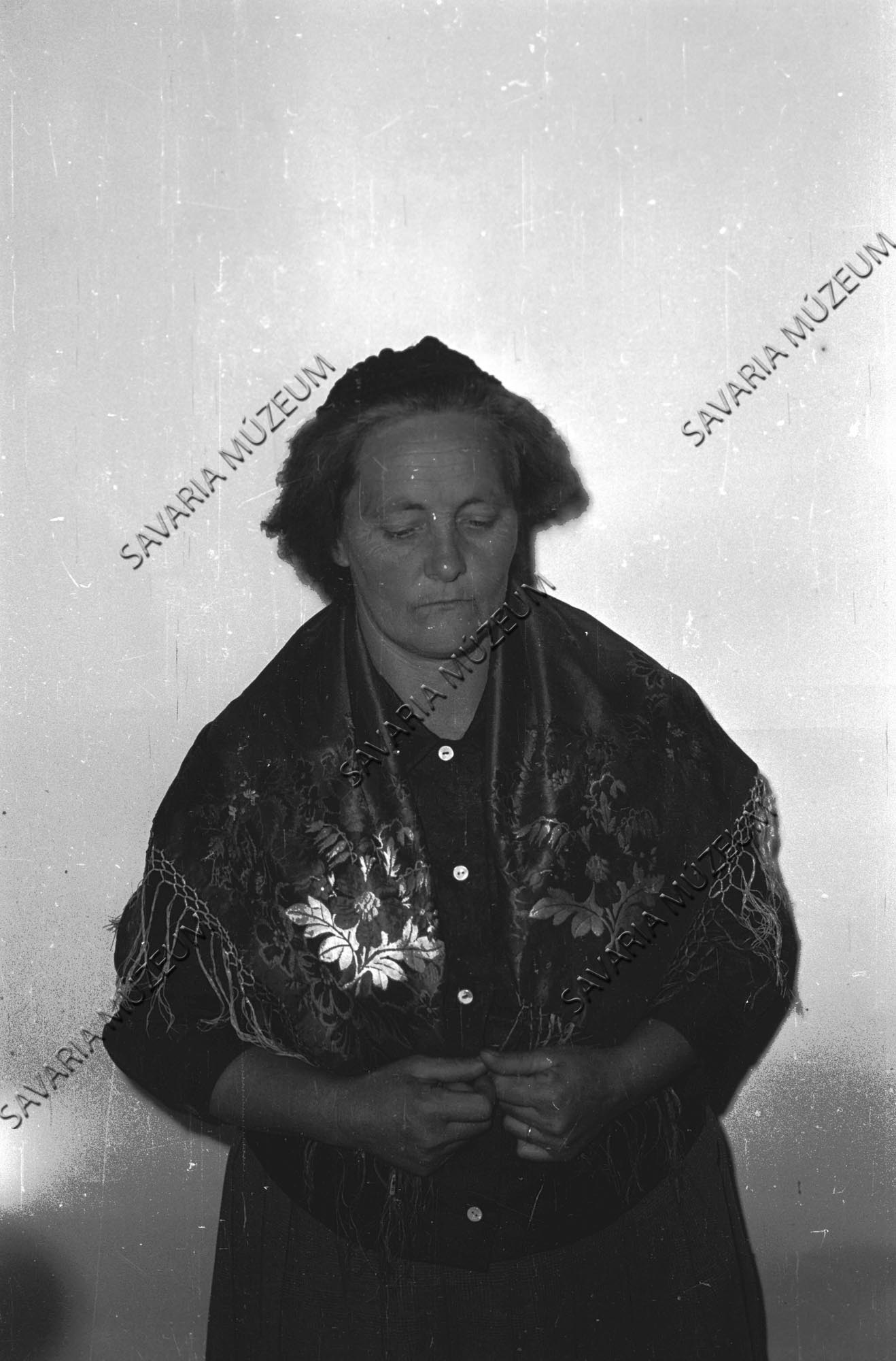 Asszony vállkendővel (Savaria Megyei Hatókörű Városi Múzeum, Szombathely CC BY-NC-SA)