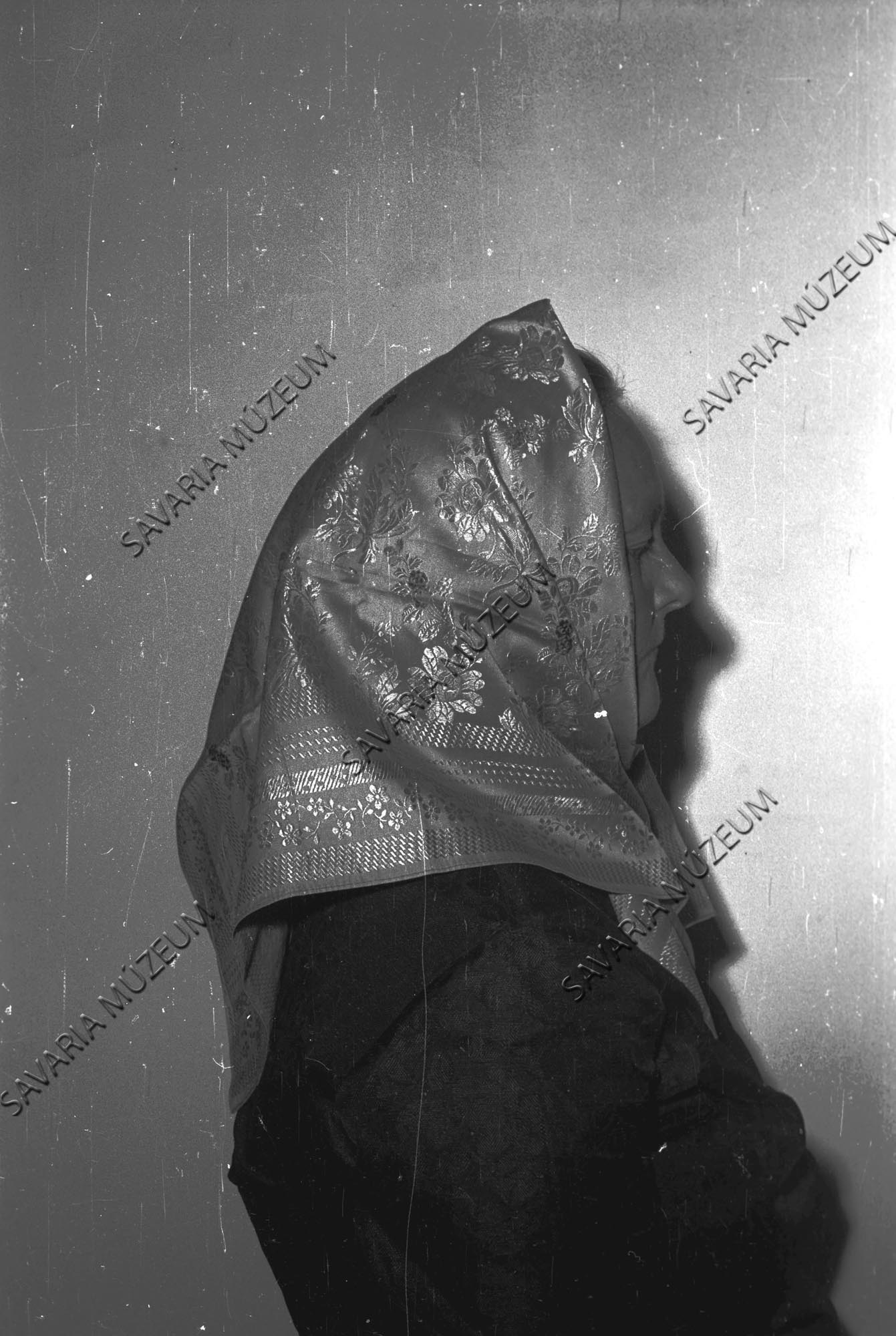 Asszony vállkendővel (Savaria Megyei Hatókörű Városi Múzeum, Szombathely CC BY-NC-SA)