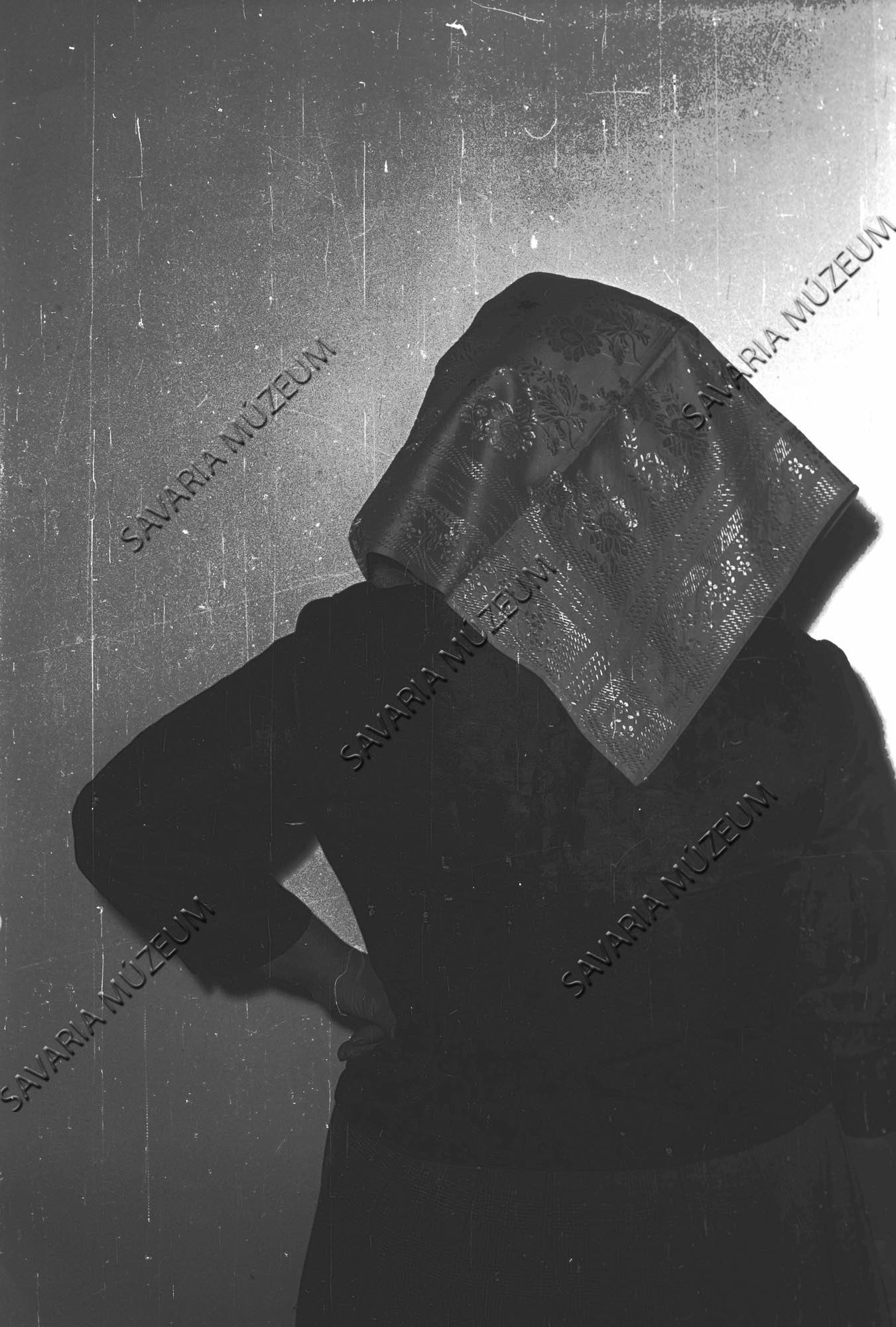 Asszony fejkendővel (Savaria Megyei Hatókörű Városi Múzeum, Szombathely CC BY-NC-SA)
