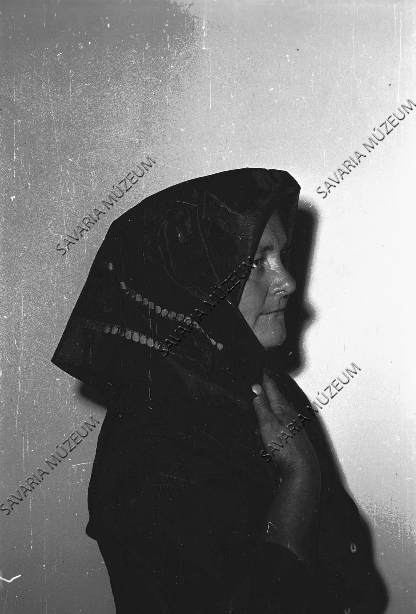 Asszony fejkendővel (Savaria Megyei Hatókörű Városi Múzeum, Szombathely CC BY-NC-SA)
