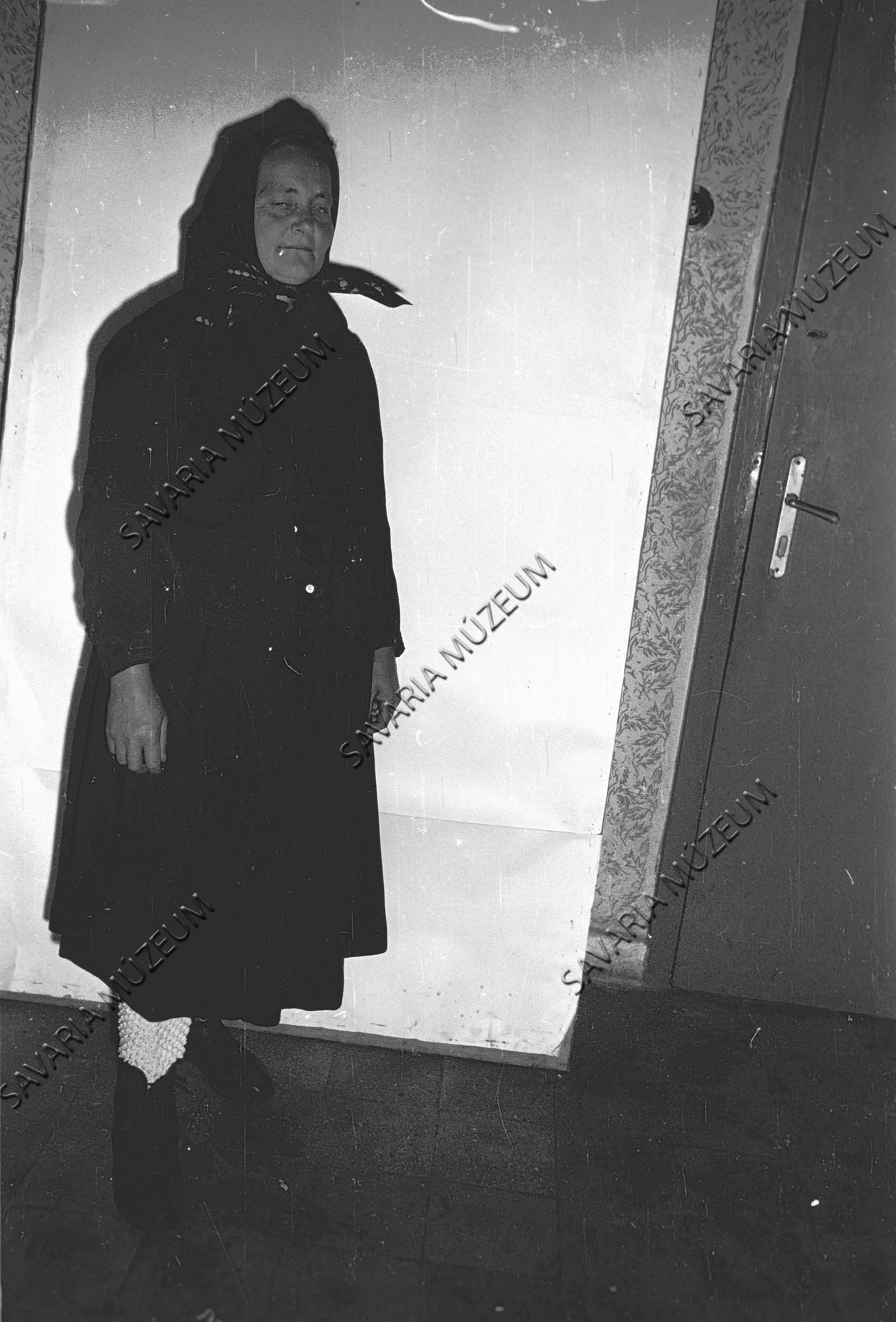 Asszony régi viseletben (Savaria Megyei Hatókörű Városi Múzeum, Szombathely CC BY-NC-SA)