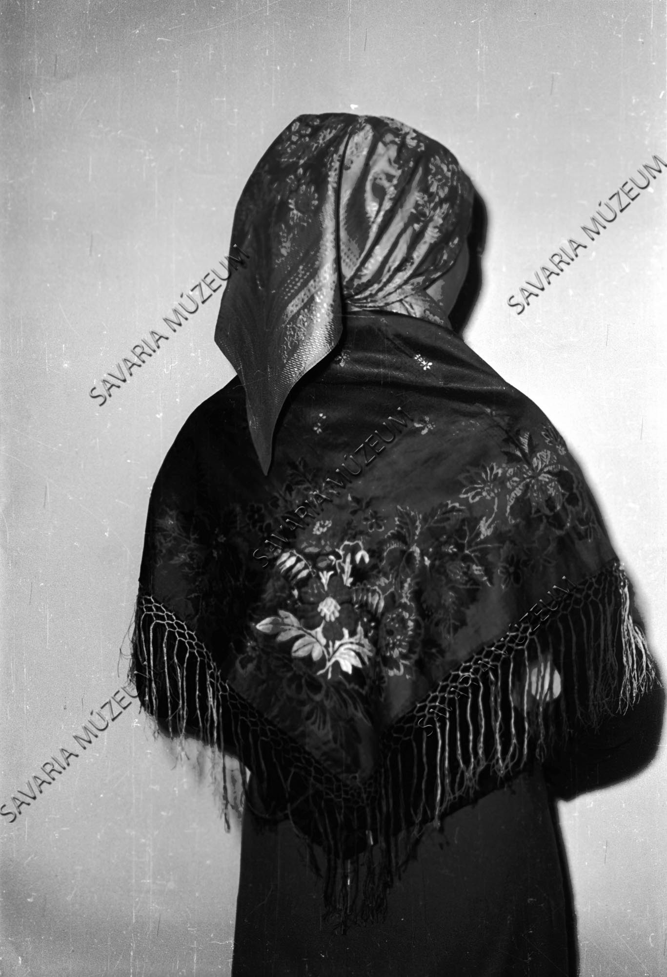 Leány fej- és vállkendővel (Savaria Megyei Hatókörű Városi Múzeum, Szombathely CC BY-NC-SA)