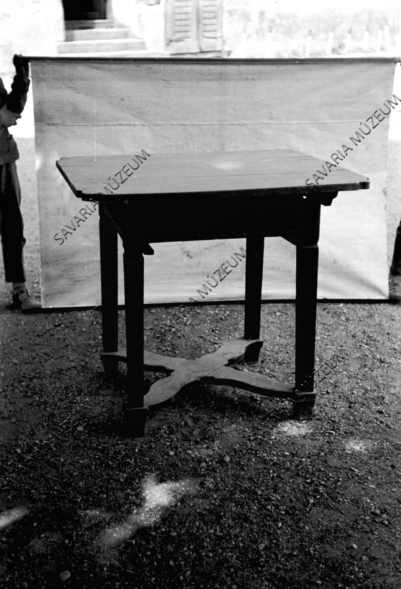 Asztal (Savaria Megyei Hatókörű Városi Múzeum, Szombathely CC BY-NC-SA)