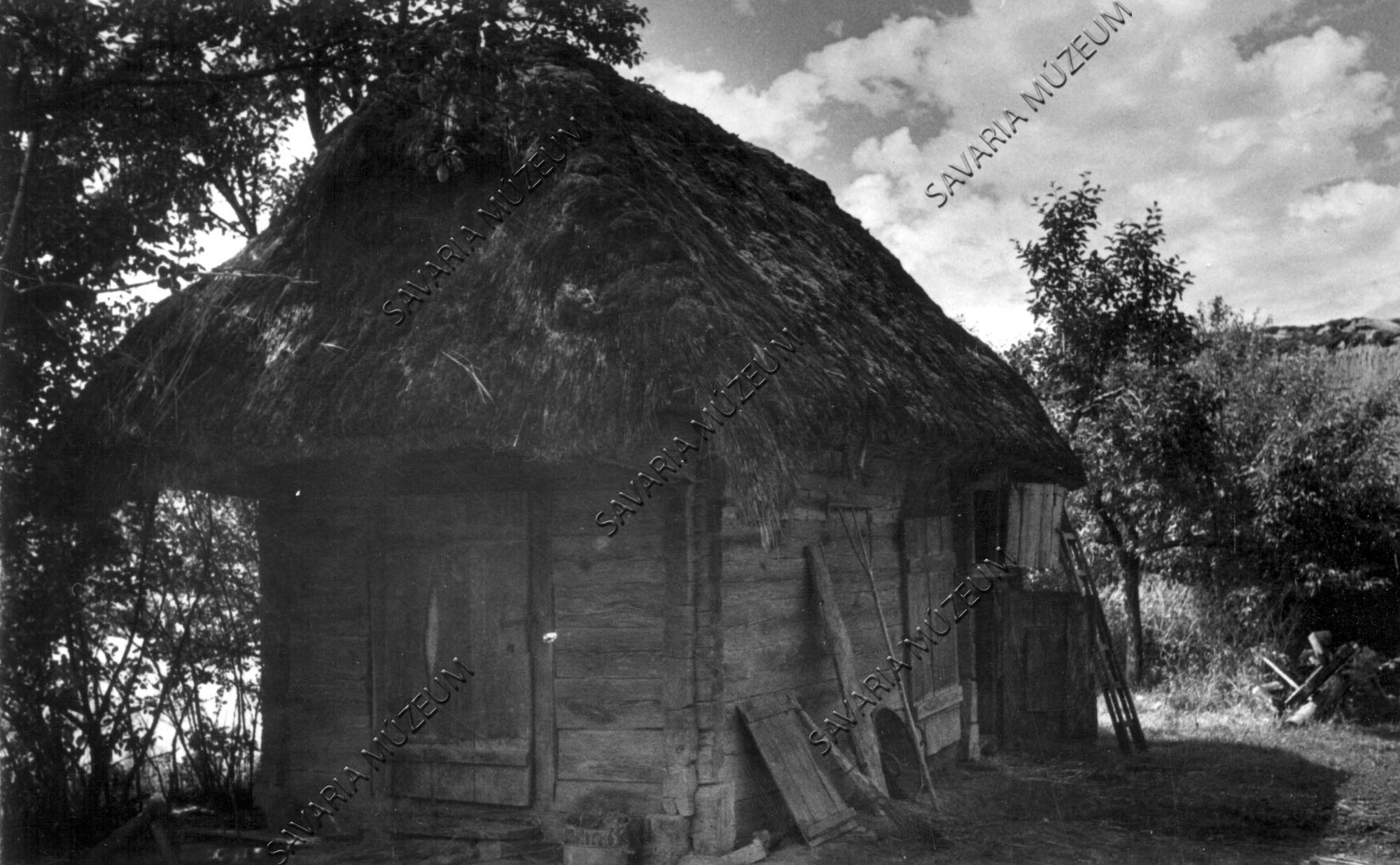 Régi kástu. (ma disznó- és tyúkól) Baracska Antal (Savaria Megyei Hatókörű Városi Múzeum, Szombathely CC BY-NC-SA)
