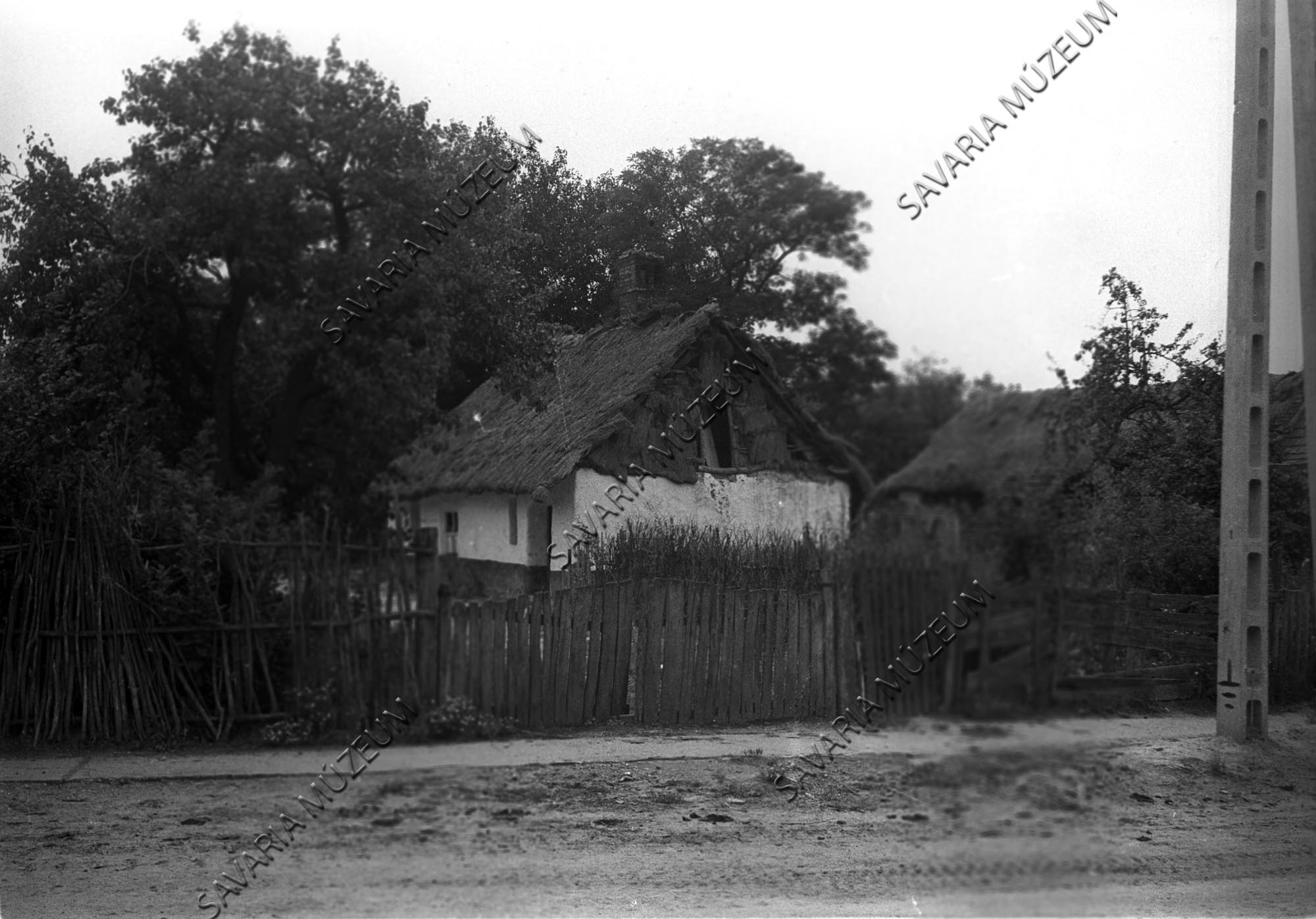 Ház és kerítés kapuval (Savaria Megyei Hatókörű Városi Múzeum, Szombathely CC BY-NC-SA)