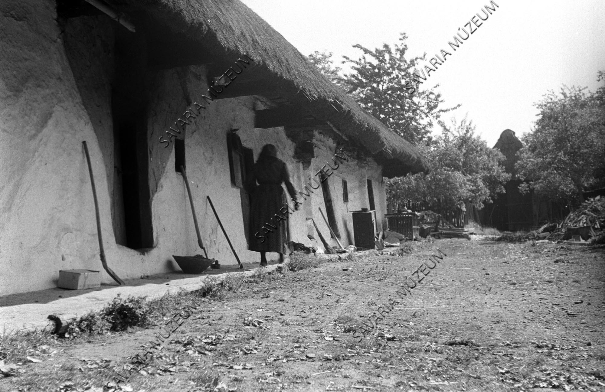 ház udvar felől és pajta (Savaria Megyei Hatókörű Városi Múzeum, Szombathely CC BY-NC-SA)