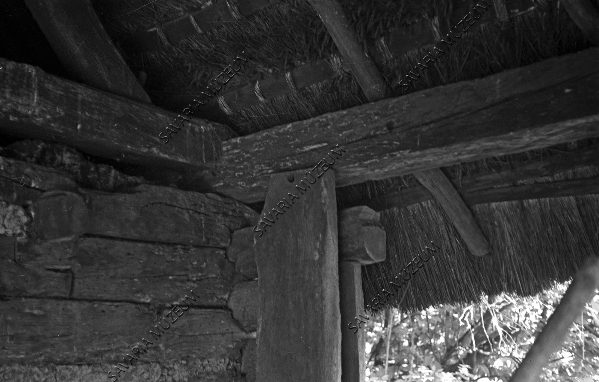 boronafal és tetőrészlet a szinnél (Savaria Megyei Hatókörű Városi Múzeum, Szombathely CC BY-NC-SA)
