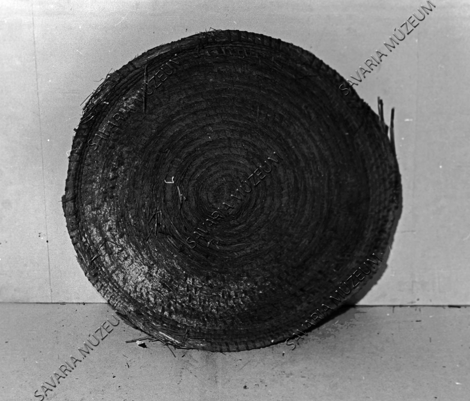 Tálca; -fonott "sütnyivalószárogató" (Savaria Megyei Hatókörű Városi Múzeum, Szombathely CC BY-NC-SA)