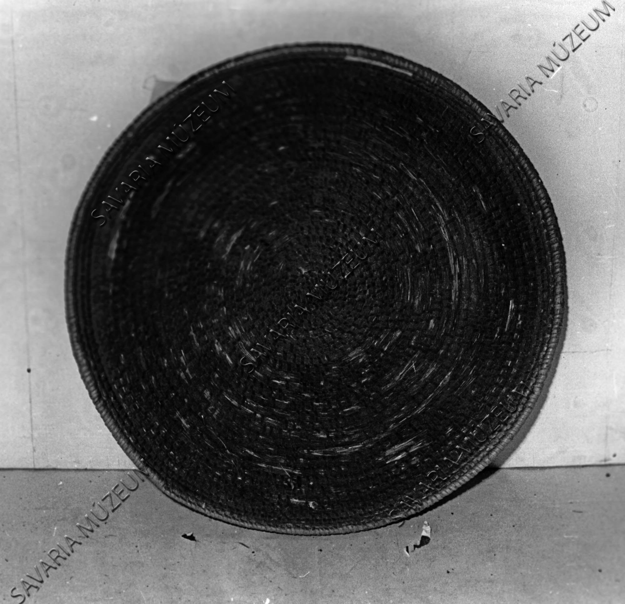 Tálca; "sütnyivalószárogaró" (Savaria Megyei Hatókörű Városi Múzeum, Szombathely CC BY-NC-SA)