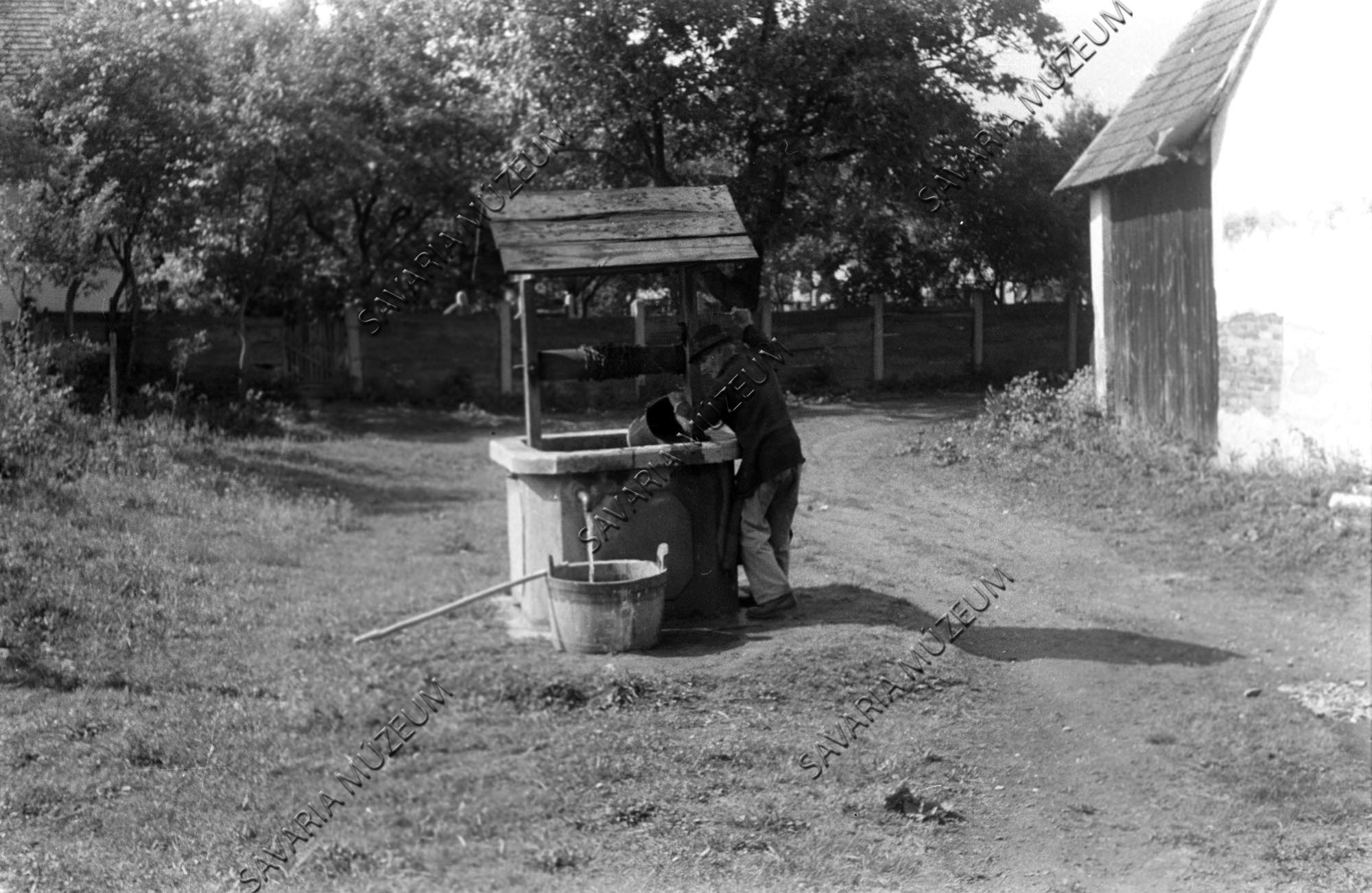 kút, sajtár és vizhordóbot (Savaria Megyei Hatókörű Városi Múzeum, Szombathely CC BY-NC-SA)