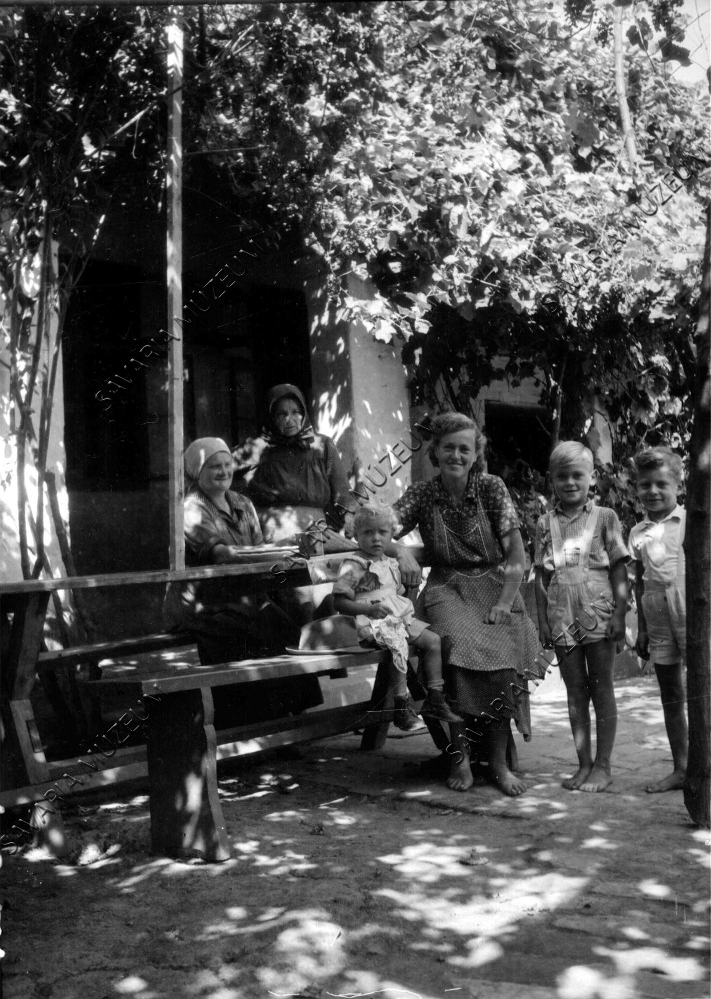 Tszcs-gyerekek (Savaria Megyei Hatókörű Városi Múzeum, Szombathely CC BY-NC-SA)