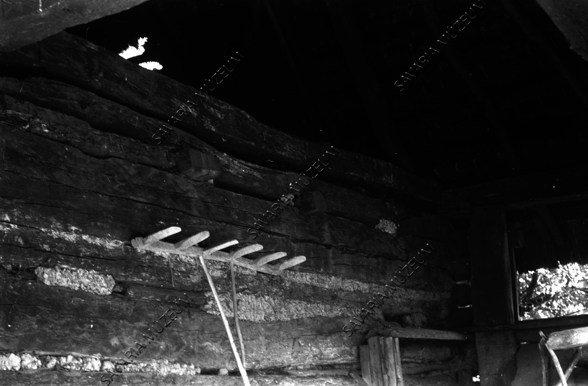 boronafal és a tetőszerkezet csatlakozása a szinnél (Savaria Megyei Hatókörű Városi Múzeum, Szombathely CC BY-NC-SA)