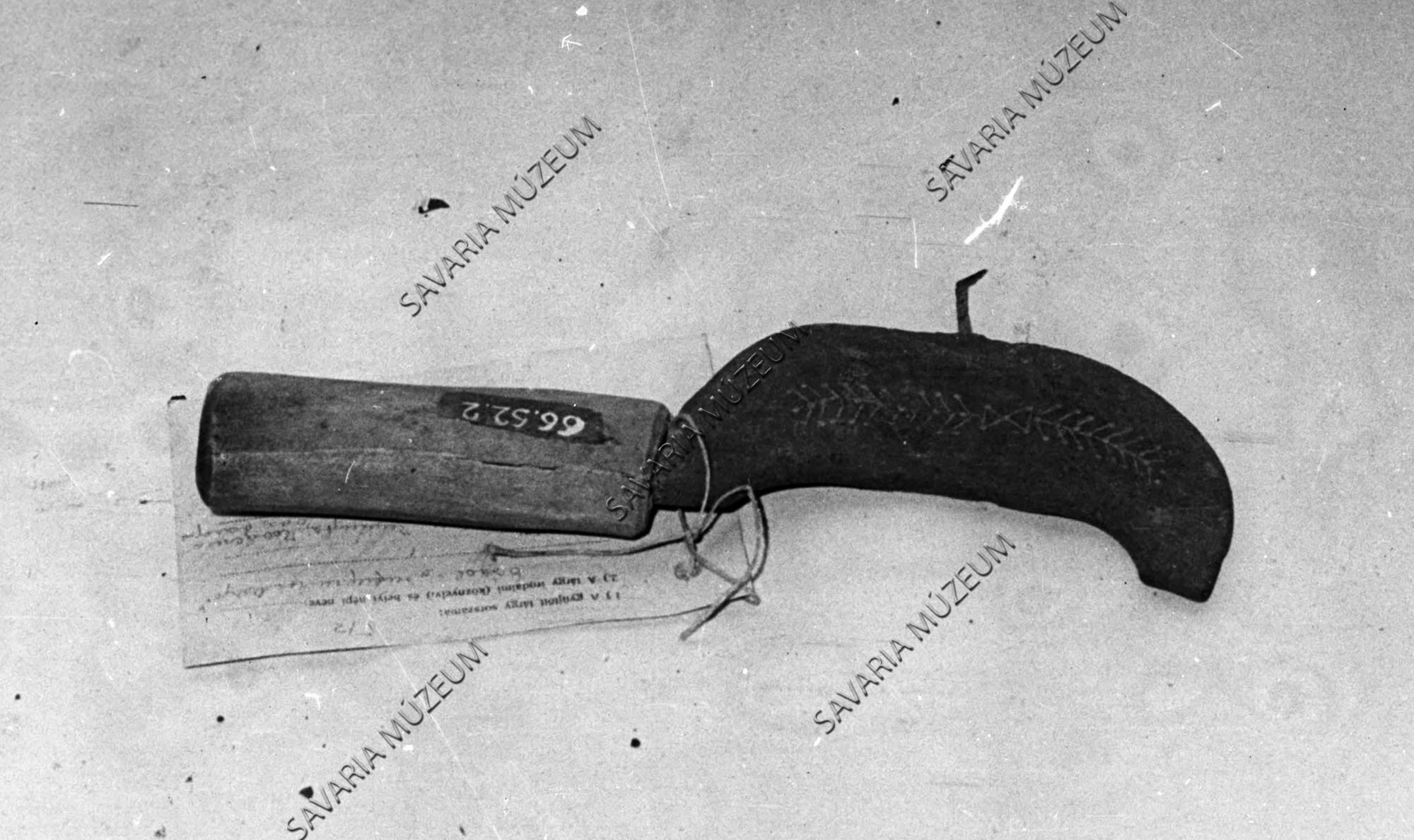 Bárd; "süvegcukorvágó bárd" (Savaria Megyei Hatókörű Városi Múzeum, Szombathely CC BY-NC-SA)