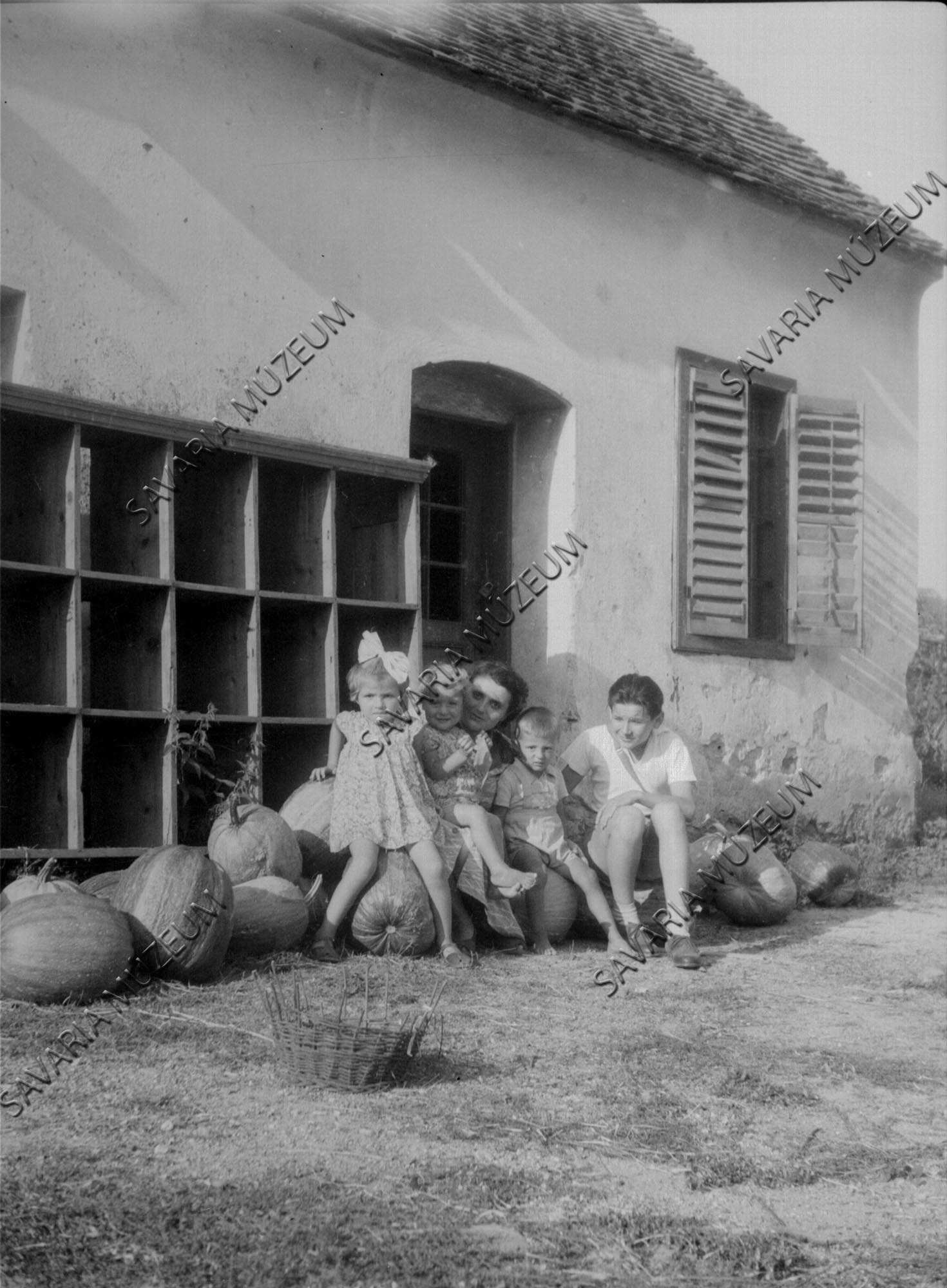 Falusi gyermekek (Savaria Megyei Hatókörű Városi Múzeum, Szombathely CC BY-NC-SA)
