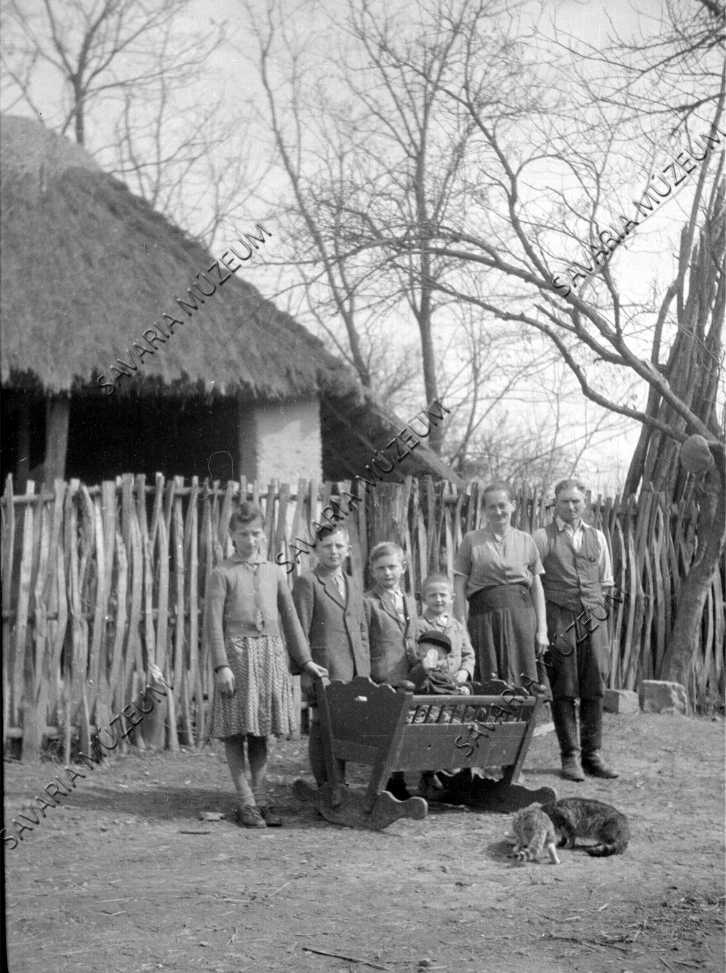 Bölcső, családdal (Savaria Megyei Hatókörű Városi Múzeum, Szombathely CC BY-NC-SA)
