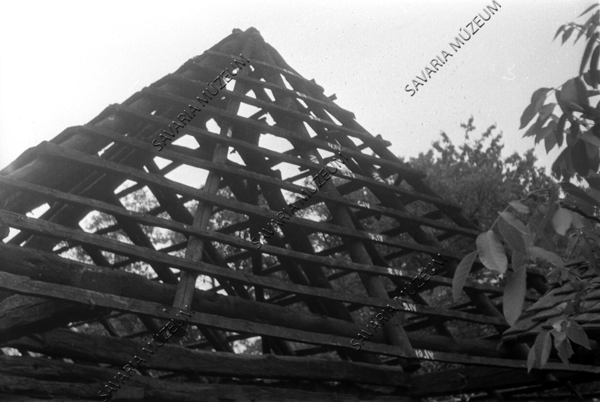 Ház tetőszerkezete a szin felett (Savaria Megyei Hatókörű Városi Múzeum, Szombathely CC BY-NC-SA)