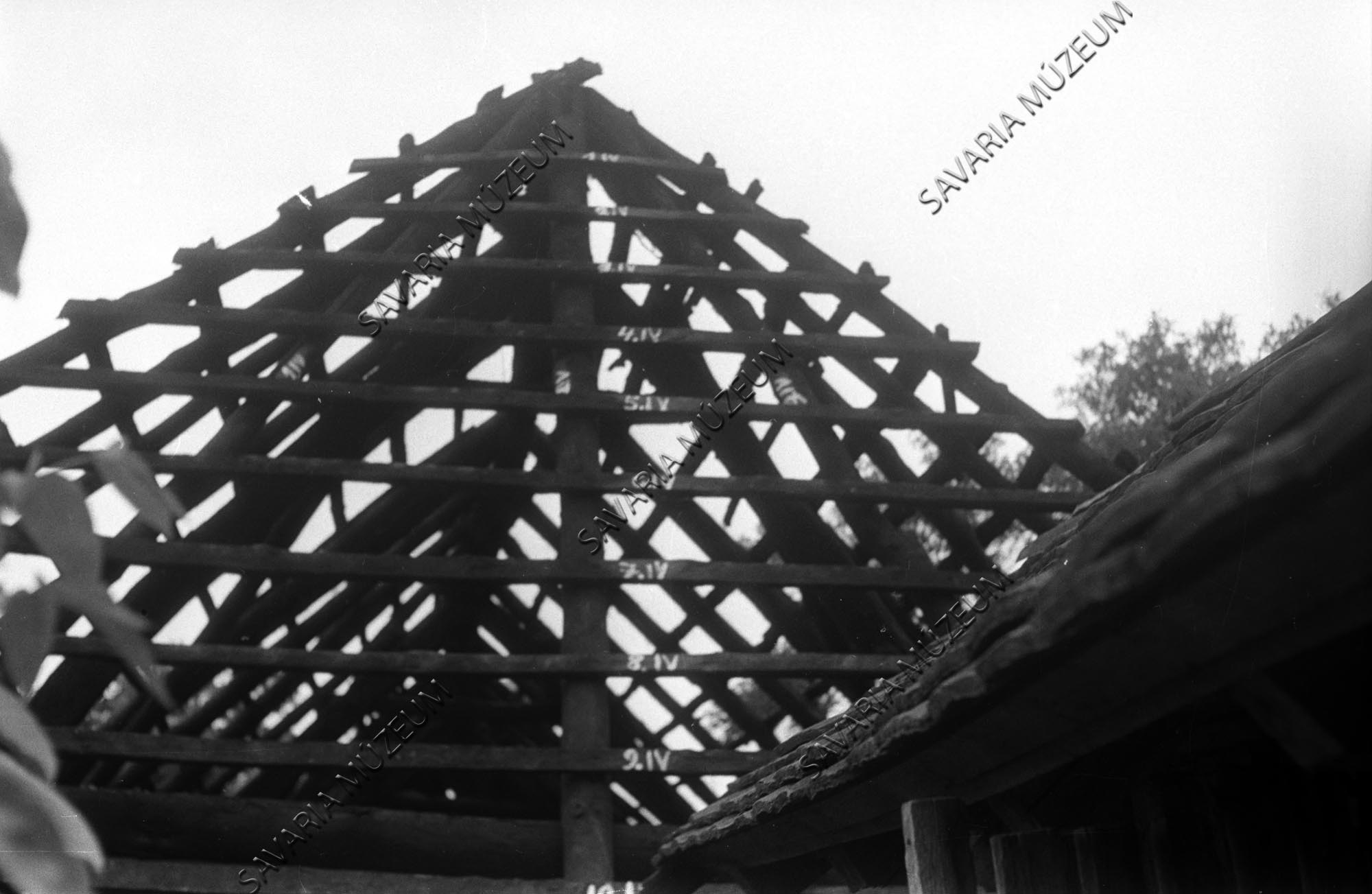 Ház tetőszerkezete bontás közben (Savaria Megyei Hatókörű Városi Múzeum, Szombathely CC BY-NC-SA)