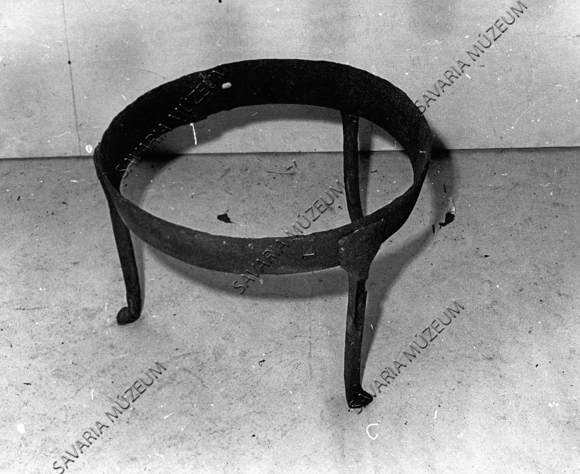 Vasháromláb; "katlanláb" (Savaria Megyei Hatókörű Városi Múzeum, Szombathely CC BY-NC-SA)