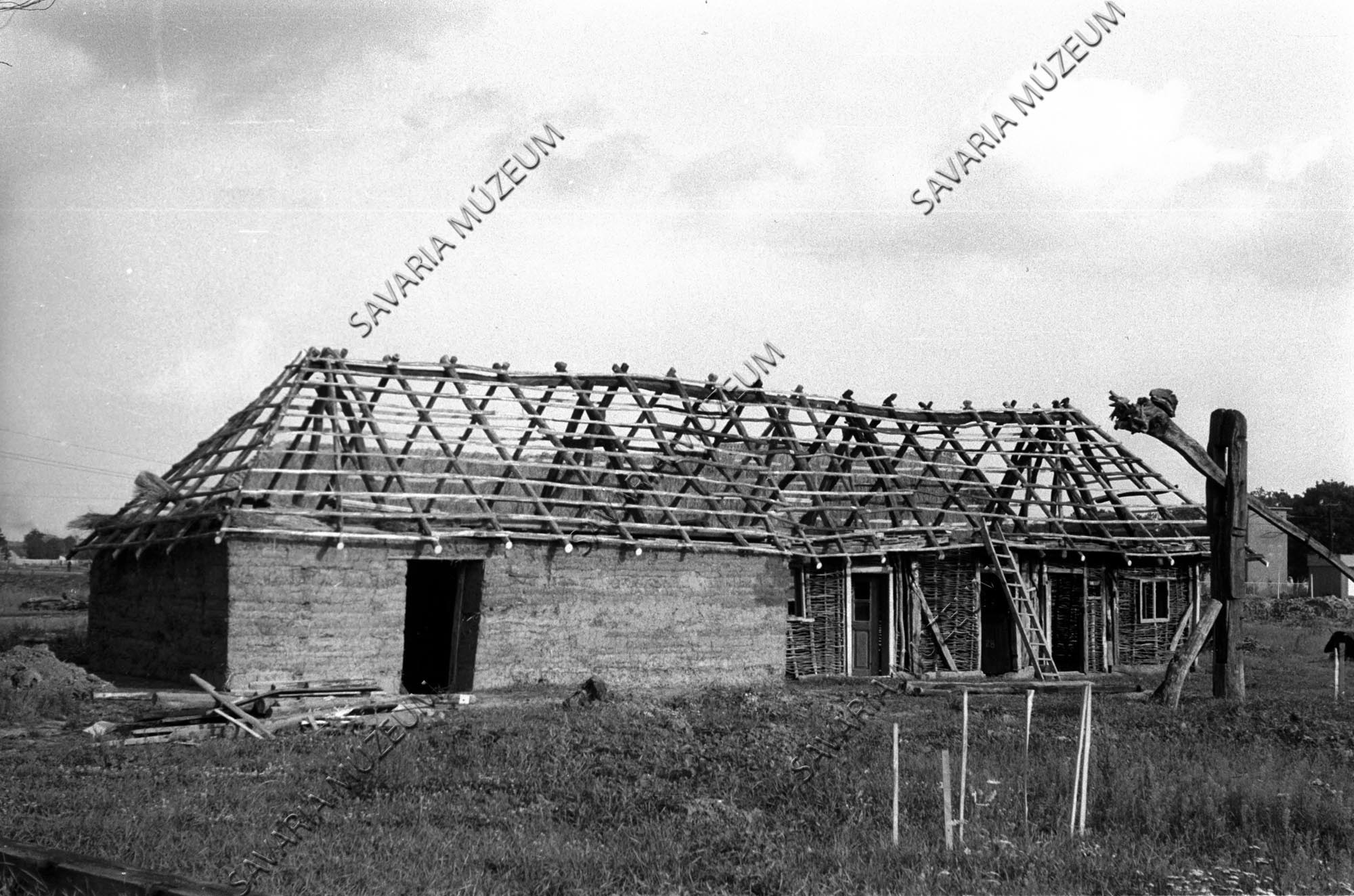 Az épülő nemeskoltai ház gémeskúttal (Savaria Megyei Hatókörű Városi Múzeum, Szombathely CC BY-NC-SA)