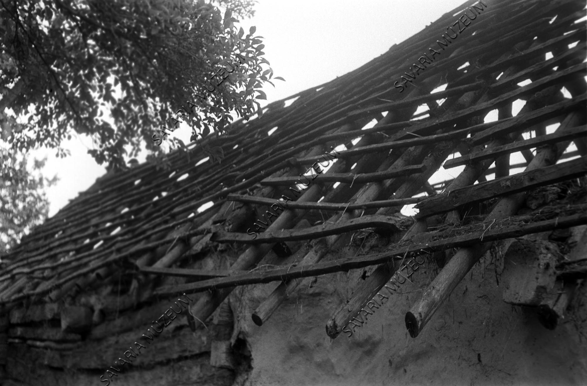 Ház tetőszerkezete udvar felől (Savaria Megyei Hatókörű Városi Múzeum, Szombathely CC BY-NC-SA)