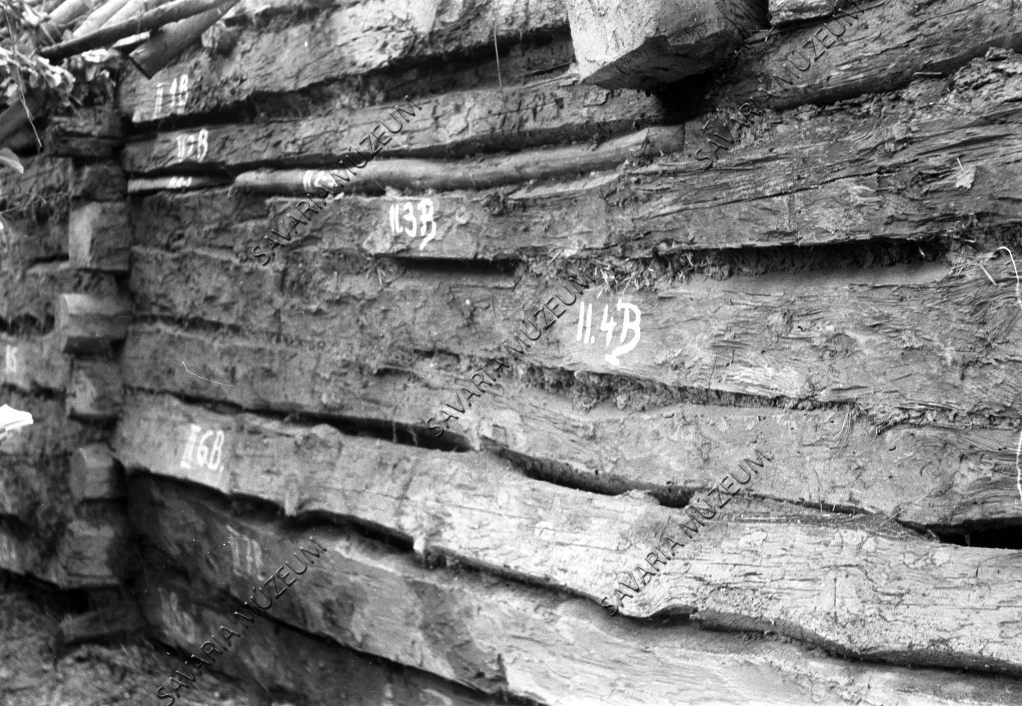 Az istállók hátulsó boronafala (Savaria Megyei Hatókörű Városi Múzeum, Szombathely CC BY-NC-SA)