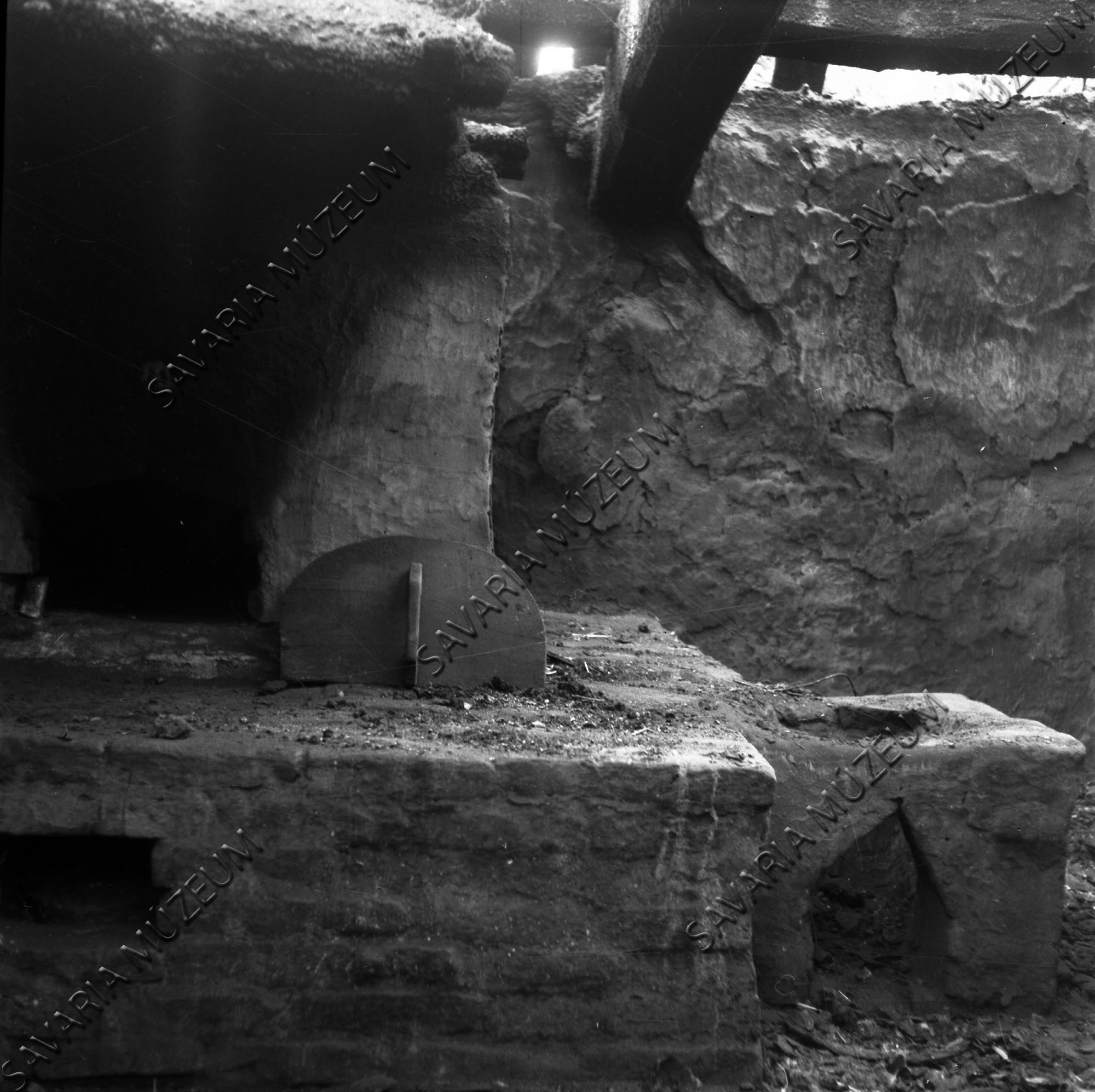 Kemencerészlet és Katlan (Savaria Megyei Hatókörű Városi Múzeum, Szombathely CC BY-NC-SA)
