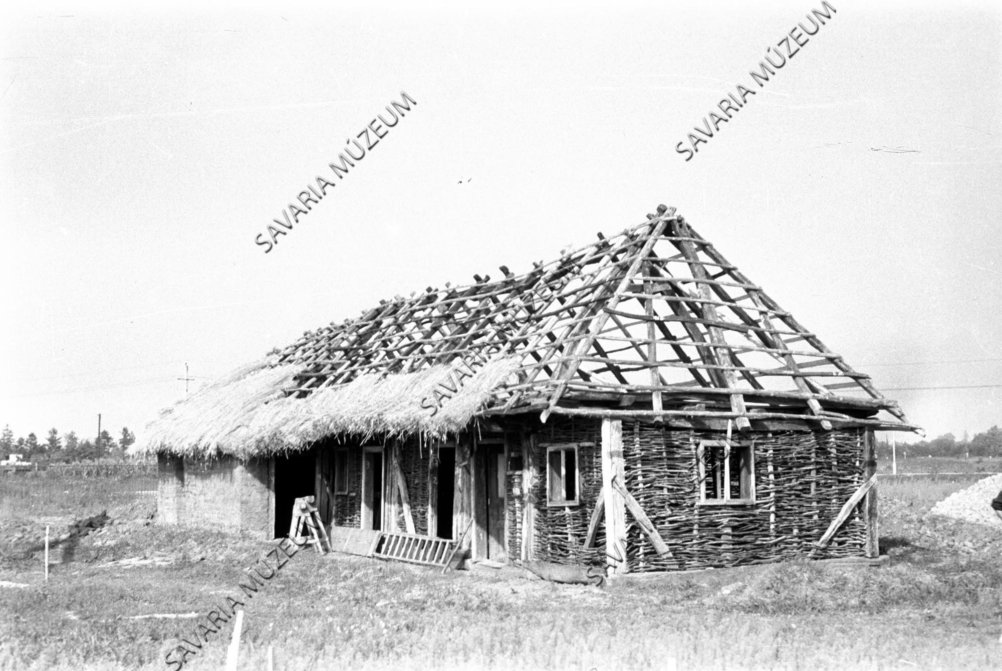 Az épülő nemeskoltai ház (Savaria Megyei Hatókörű Városi Múzeum, Szombathely CC BY-NC-SA)