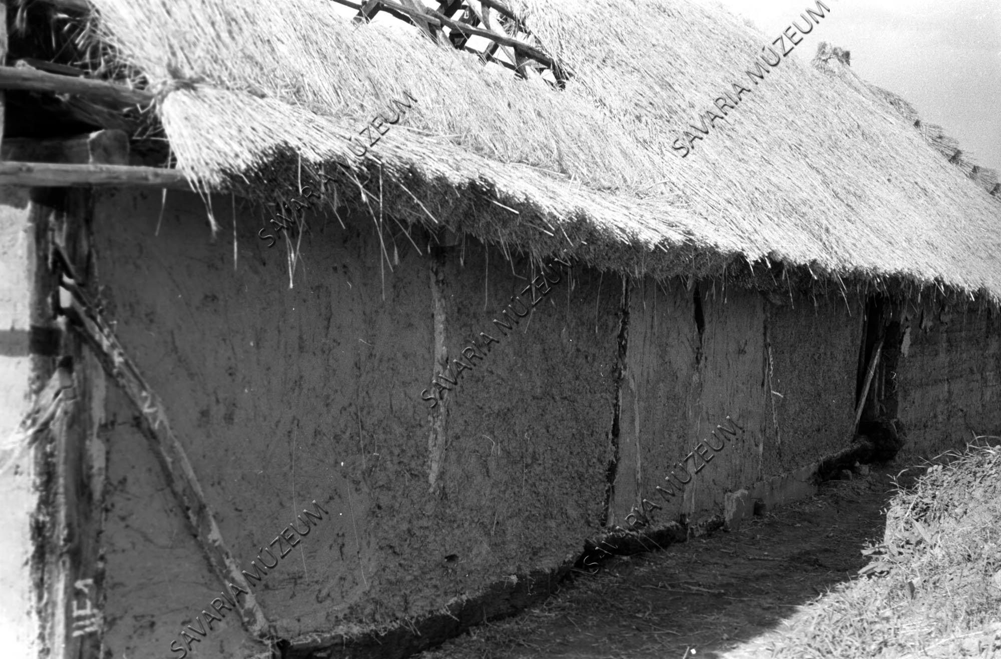 Az épülő nemeskoltai ház hátulsó oldala (Savaria Megyei Hatókörű Városi Múzeum, Szombathely CC BY-NC-SA)